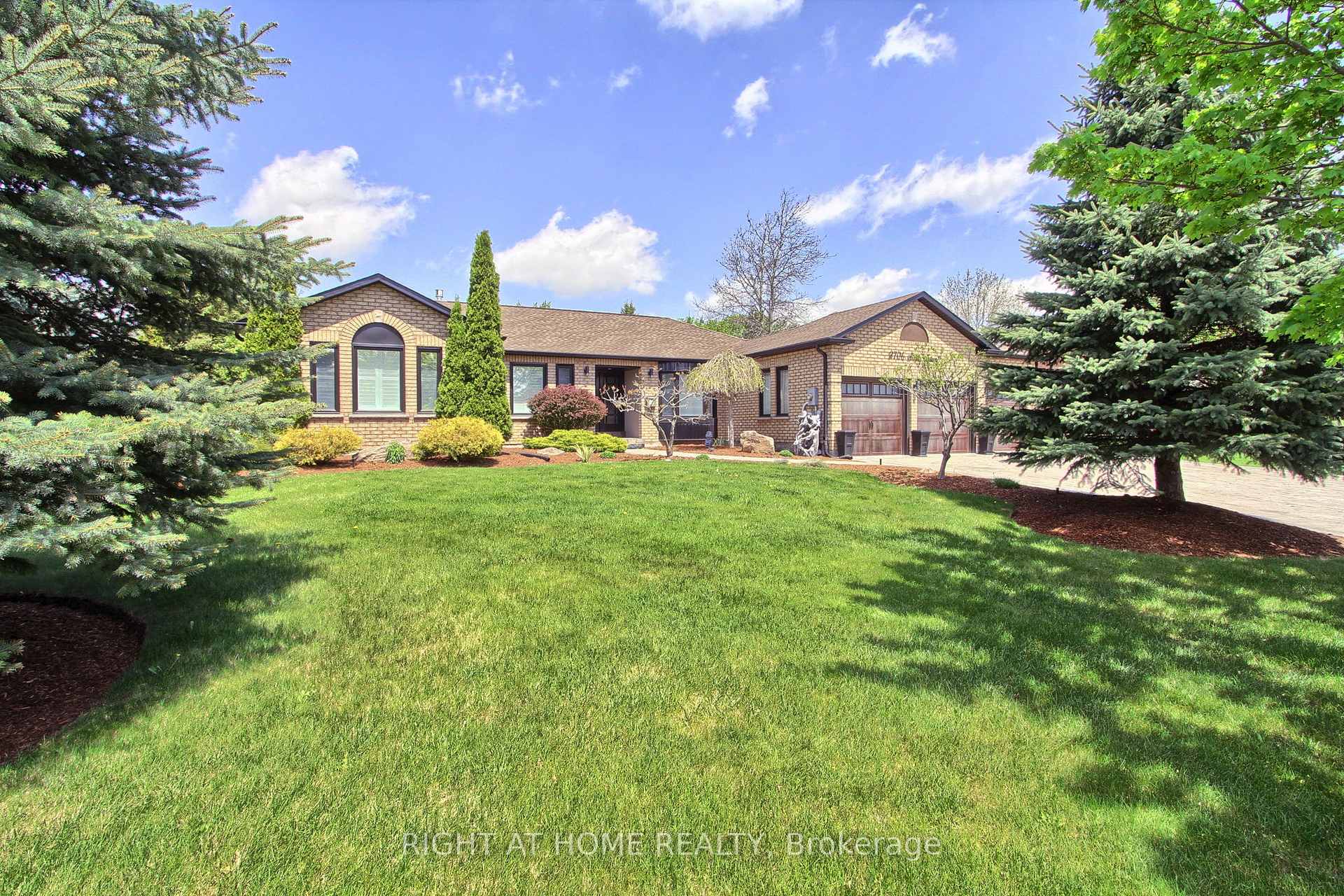 Photo 2 of 2706 Shering Crescent, Innisfil, Stroud — HOMEH