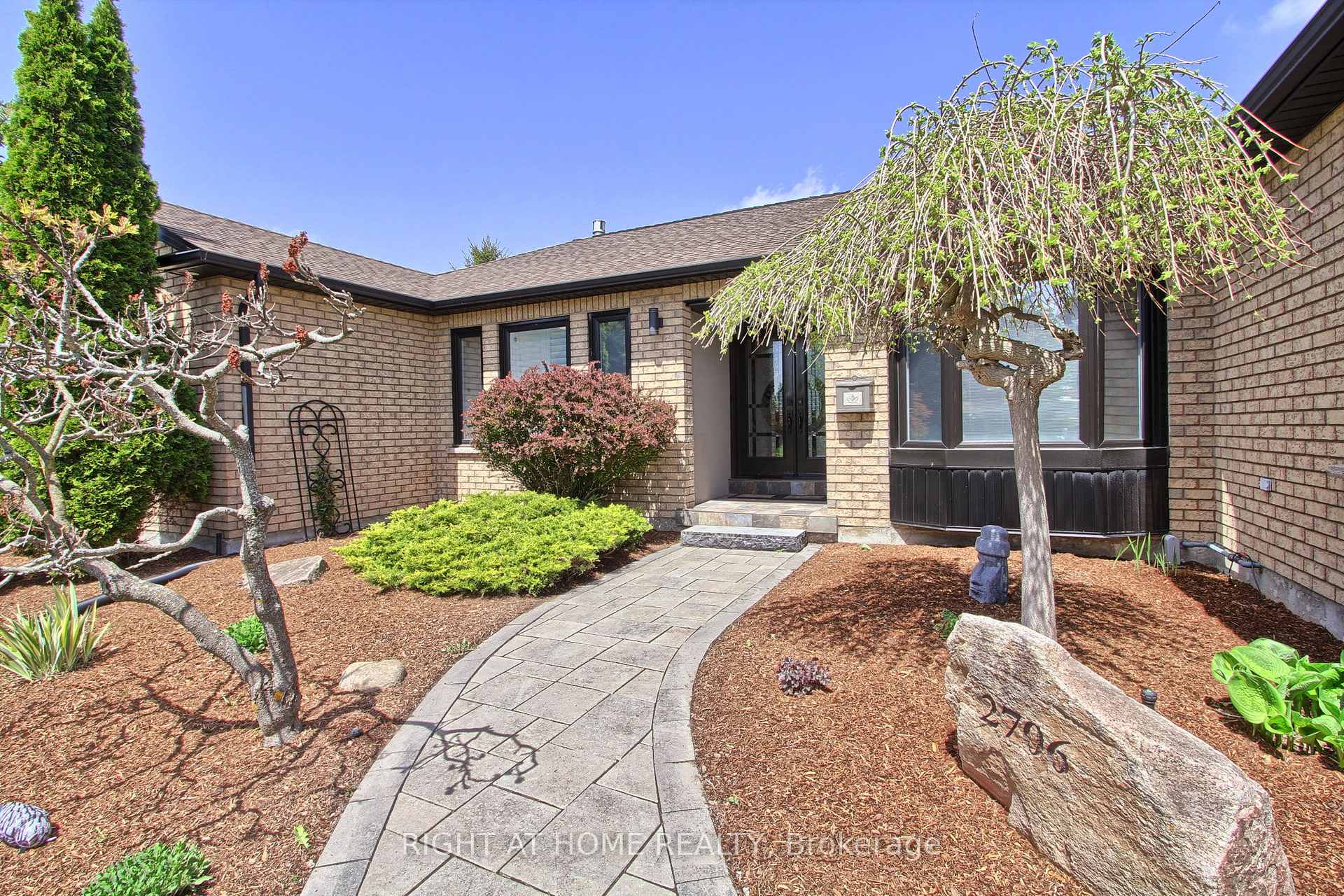 Photo 4 of 2706 Shering Crescent, Innisfil, Stroud — HOMEH