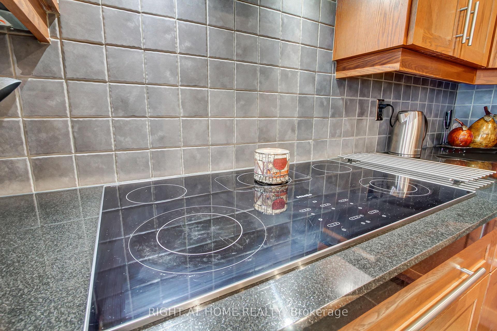 Photo 12 of 2706 Shering Crescent, Innisfil, Stroud — HOMEH