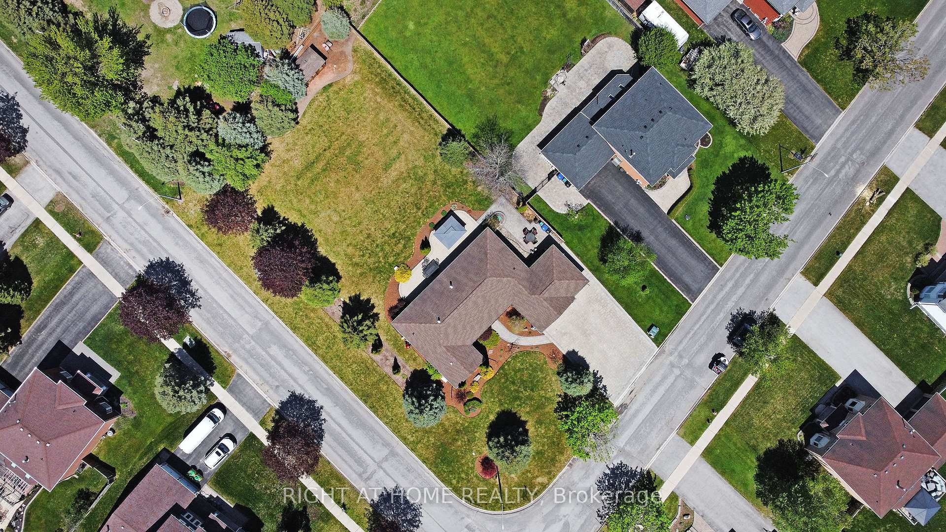 Photo 37 of 2706 Shering Crescent, Innisfil, Stroud — HOMEH