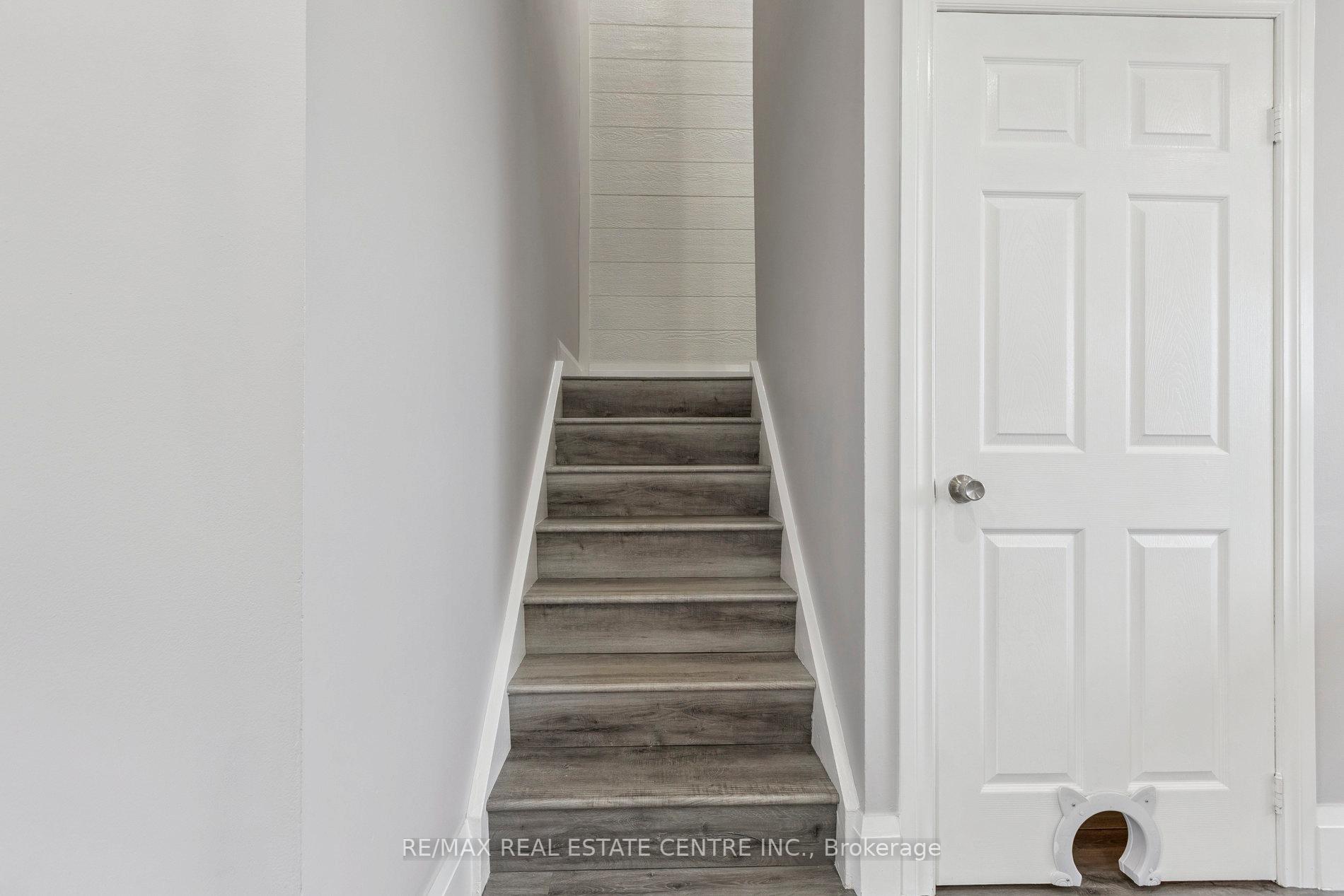 Photo 1 of 122 Mooregate Crescent, Kitchener — HOMEH