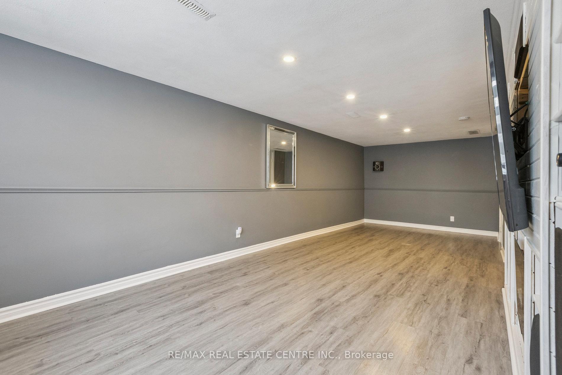 Photo 6 of 122 Mooregate Crescent, Kitchener — HOMEH