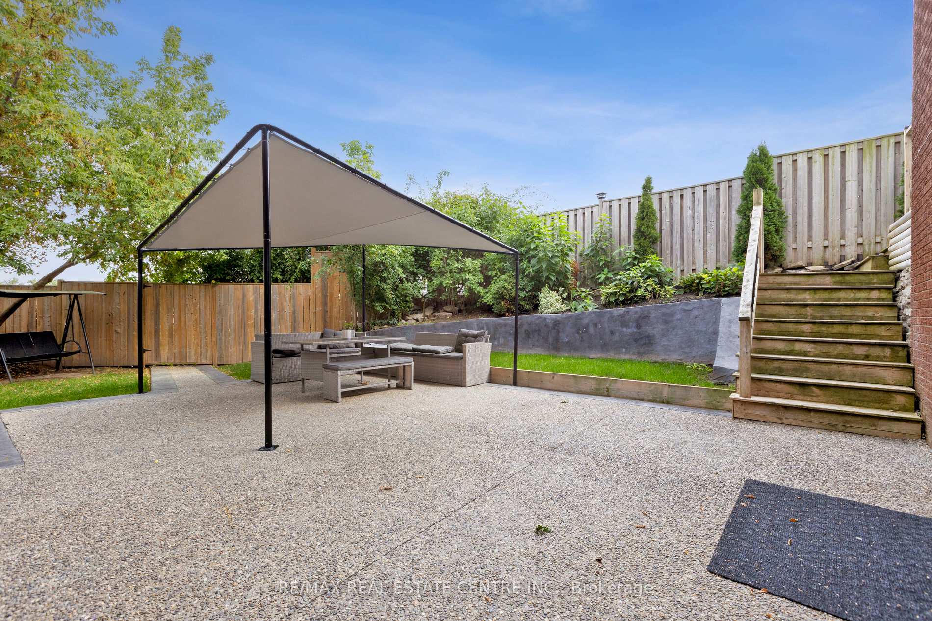 Photo 9 of 122 Mooregate Crescent, Kitchener — HOMEH