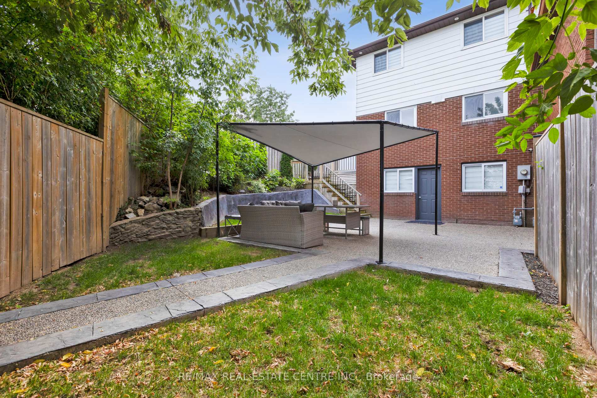 Photo 11 of 122 Mooregate Crescent, Kitchener — HOMEH