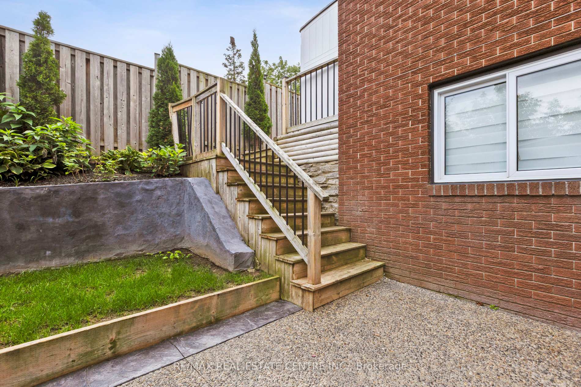 Photo 13 of 122 Mooregate Crescent, Kitchener — HOMEH