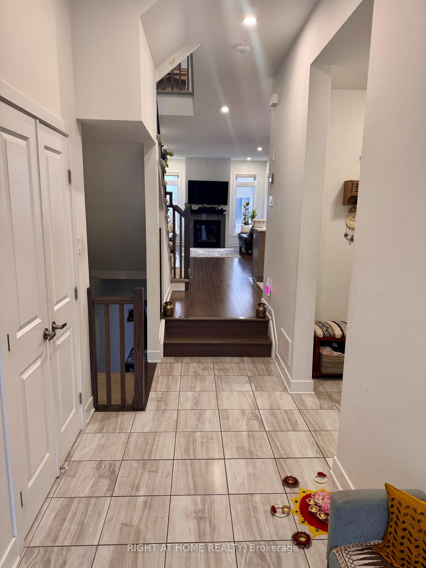 Photo 3 of 23 Plank Street, Ottawa, Kanata - Emerald Meadows/Trailwest — HOMEH