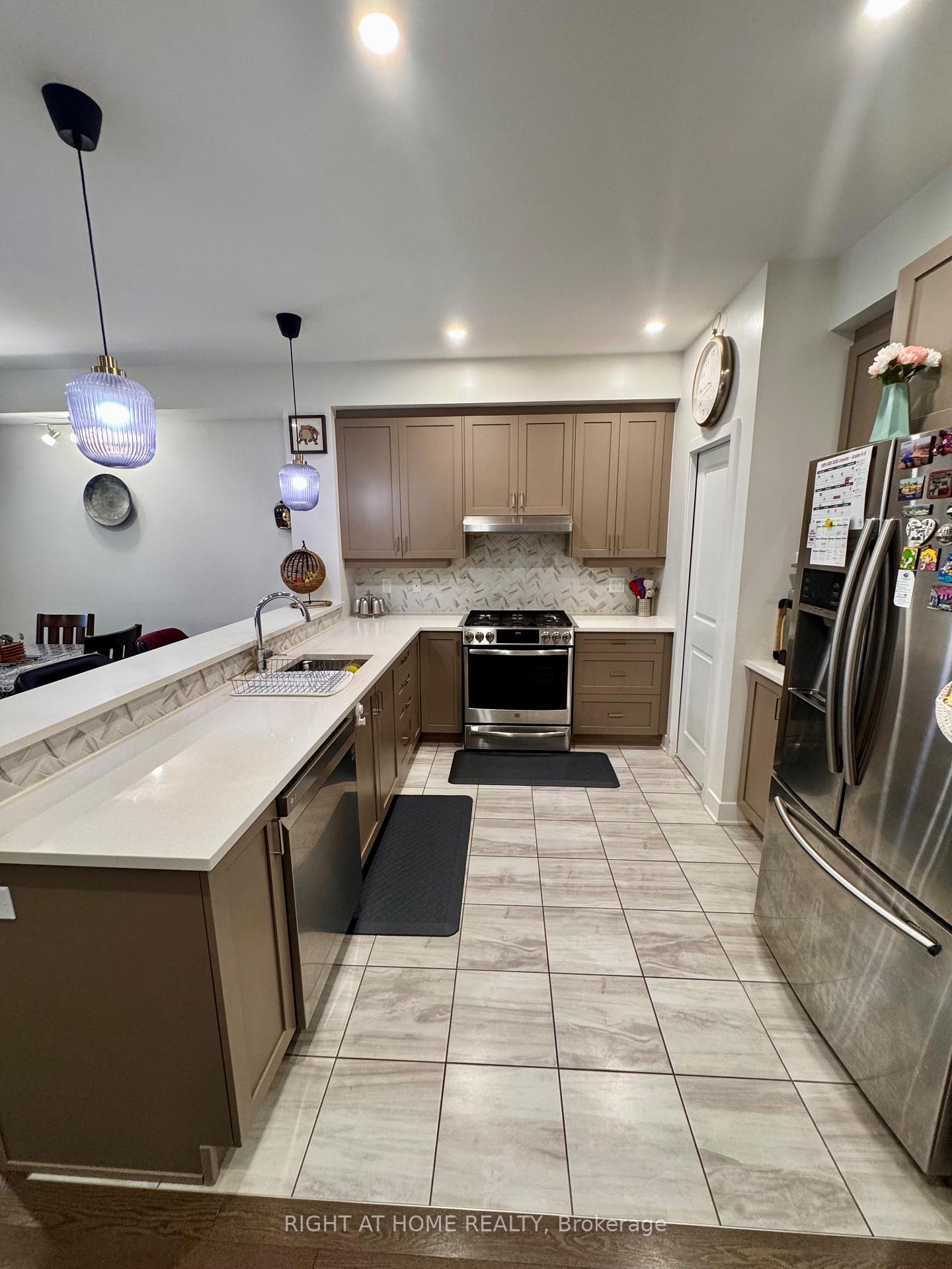 Photo 6 of 23 Plank Street, Ottawa, Kanata - Emerald Meadows/Trailwest — HOMEH