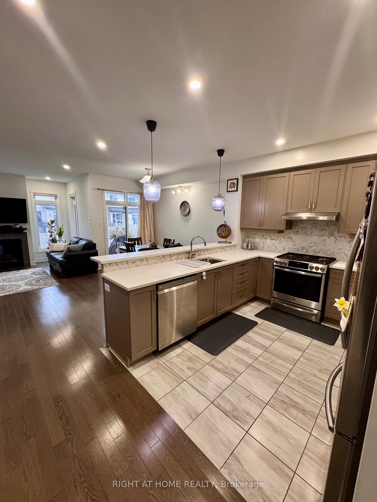 Photo 8 of 23 Plank Street, Ottawa, Kanata - Emerald Meadows/Trailwest — HOMEH