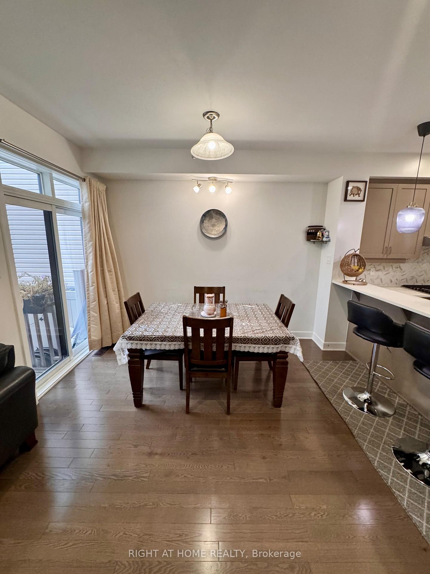 Photo 10 of 23 Plank Street, Ottawa, Kanata - Emerald Meadows/Trailwest — HOMEH