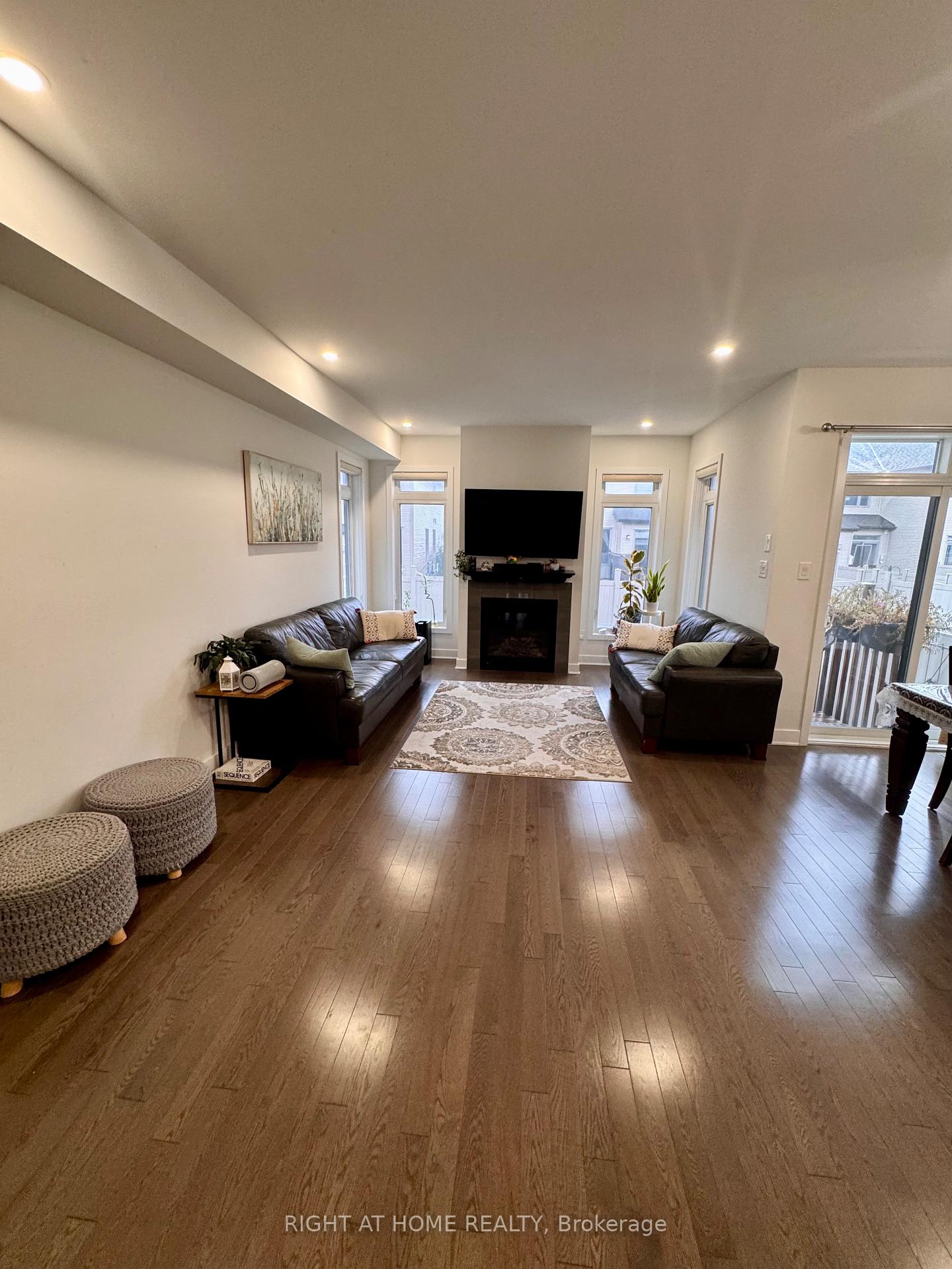 Photo 11 of 23 Plank Street, Ottawa, Kanata - Emerald Meadows/Trailwest — HOMEH