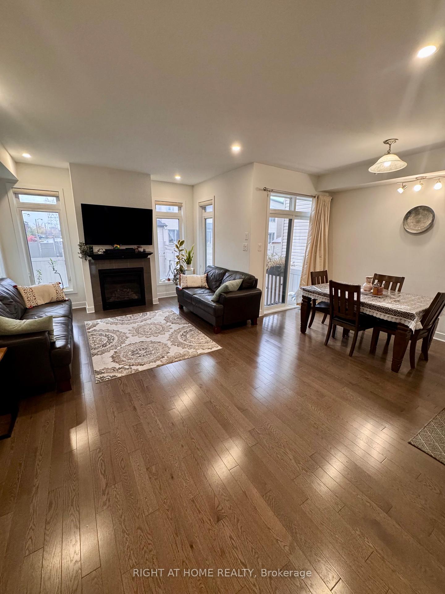 Photo 12 of 23 Plank Street, Ottawa, Kanata - Emerald Meadows/Trailwest — HOMEH