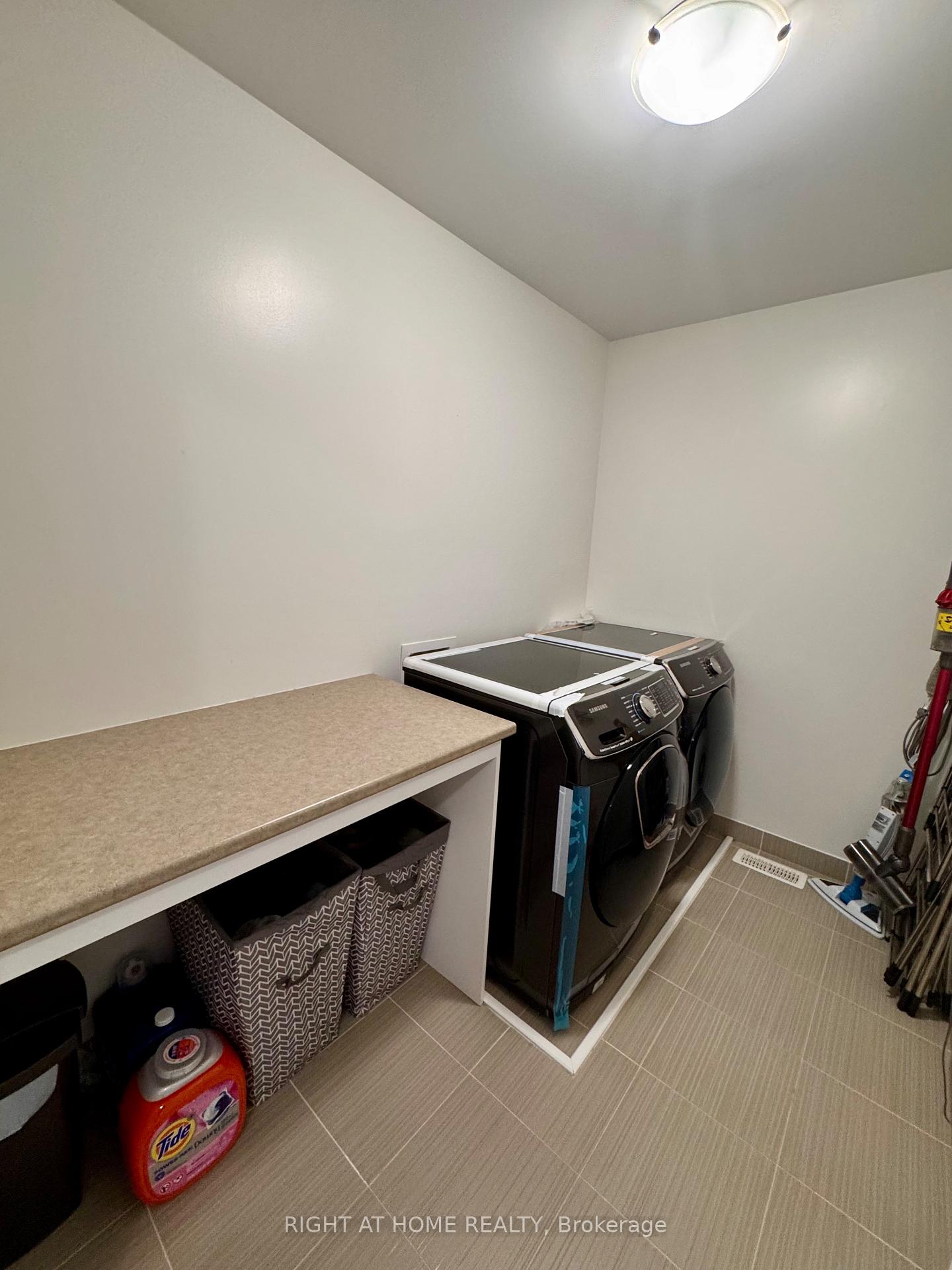 Photo 17 of 23 Plank Street, Ottawa, Kanata - Emerald Meadows/Trailwest — HOMEH