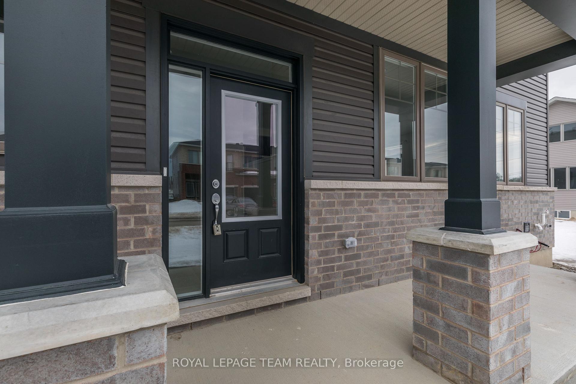 Photo 3 of 21 Rookie Crescent, Ottawa, Kanata - Emerald Meadows/Trailwest — HOMEH
