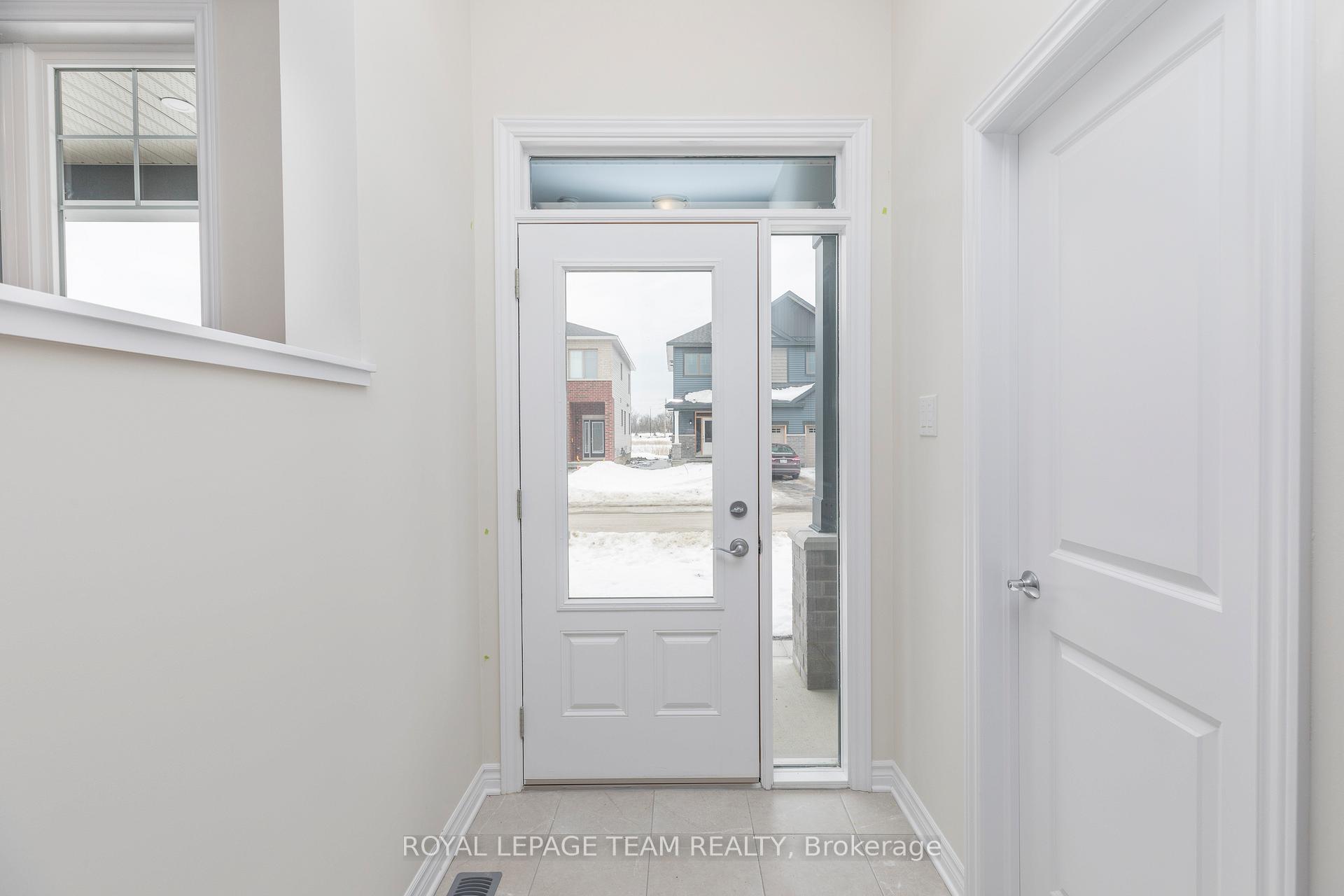 Photo 5 of 21 Rookie Crescent, Ottawa, Kanata - Emerald Meadows/Trailwest — HOMEH