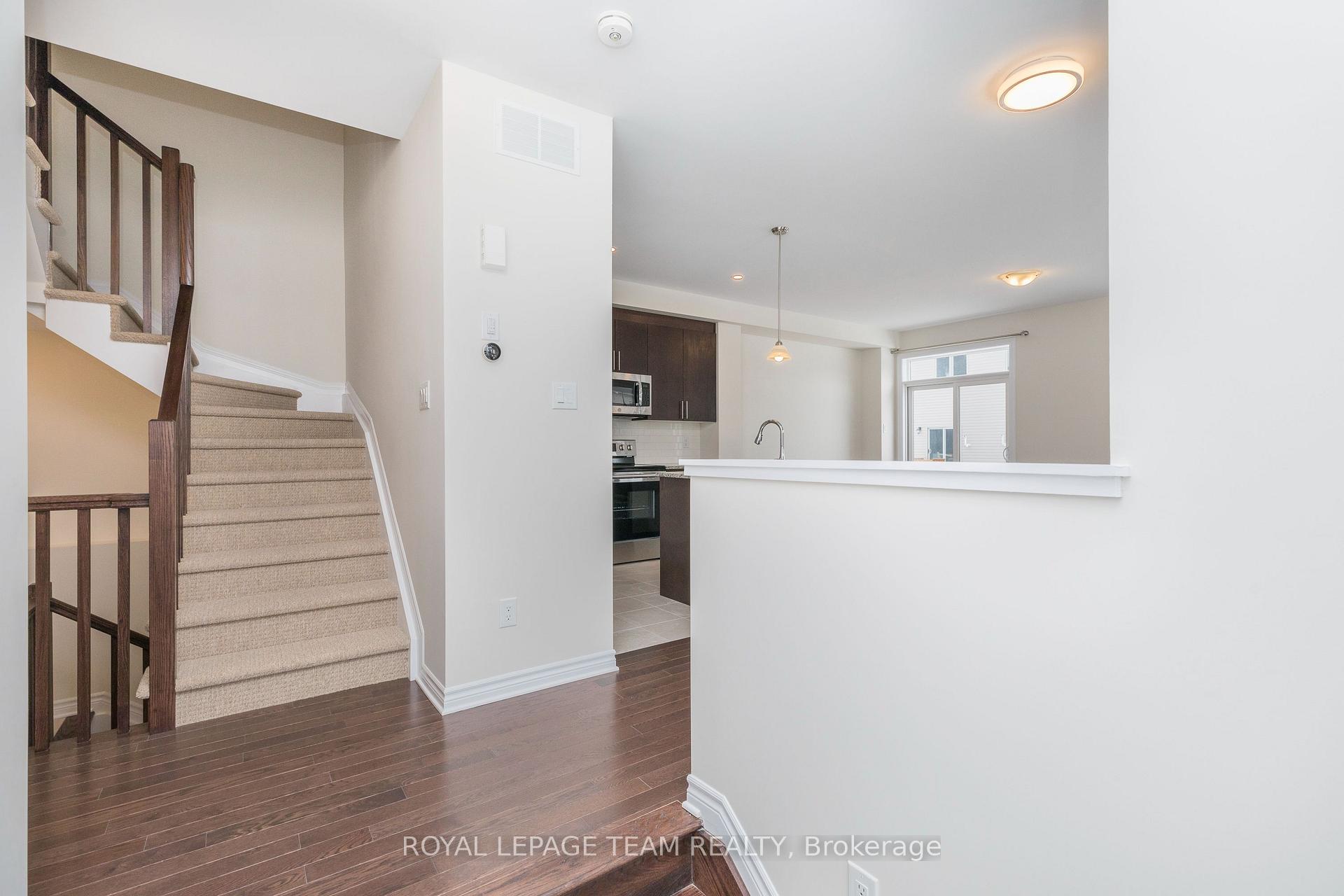 Photo 7 of 21 Rookie Crescent, Ottawa, Kanata - Emerald Meadows/Trailwest — HOMEH
