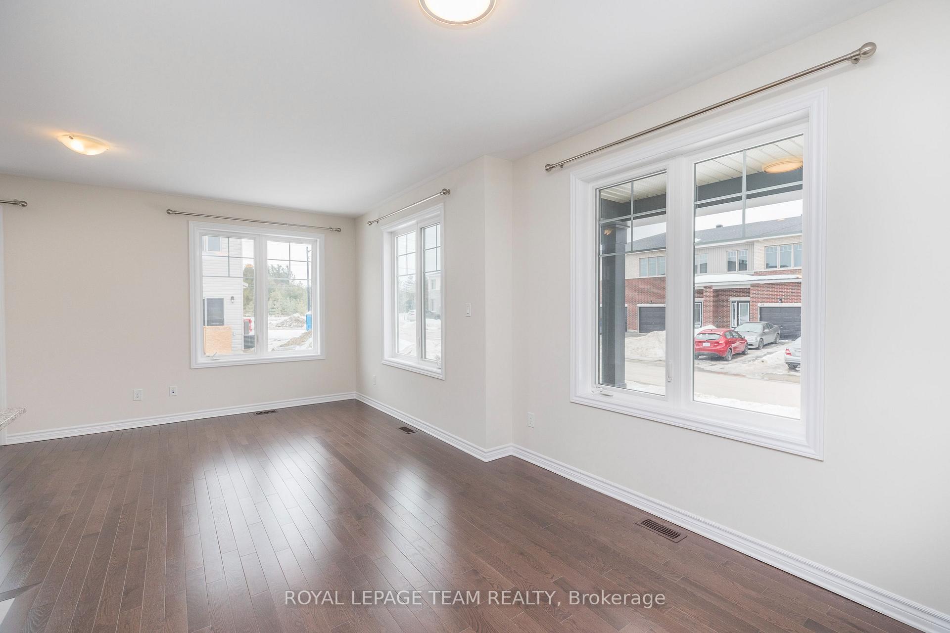 Photo 8 of 21 Rookie Crescent, Ottawa, Kanata - Emerald Meadows/Trailwest — HOMEH