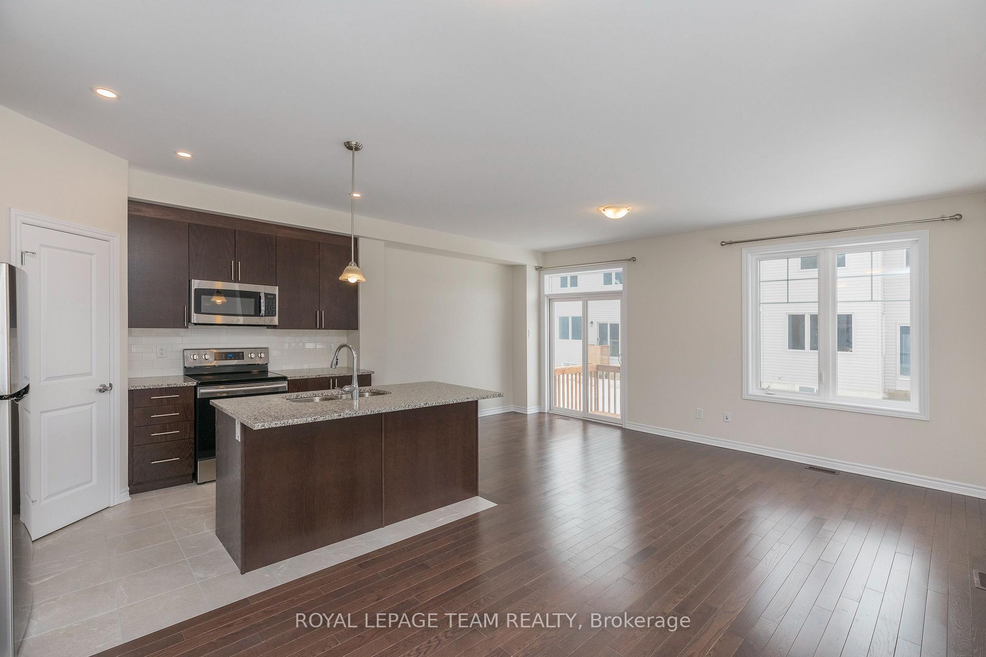 Photo 9 of 21 Rookie Crescent, Ottawa, Kanata - Emerald Meadows/Trailwest — HOMEH