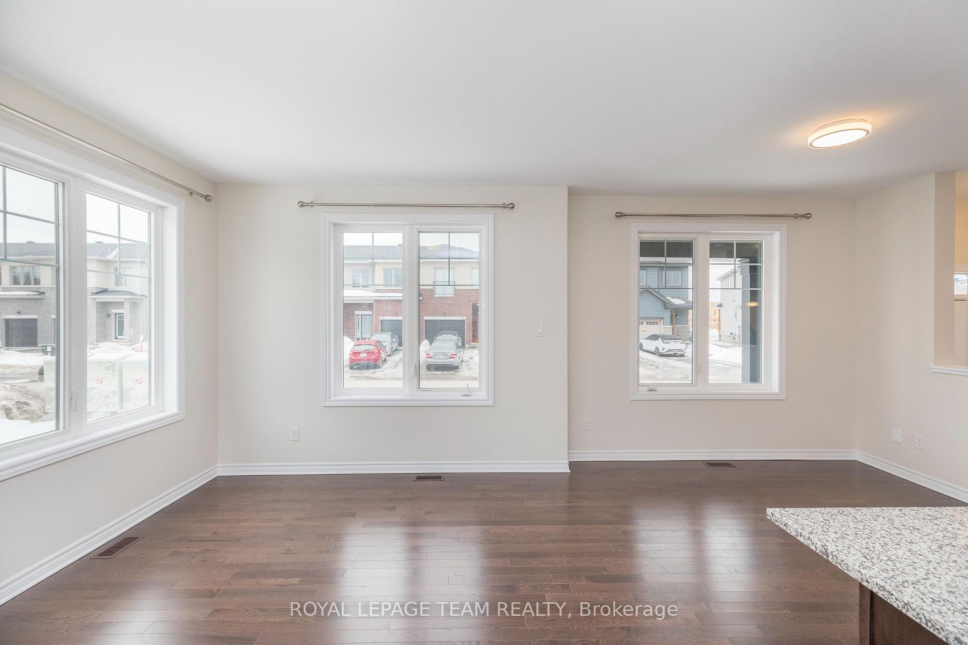 Photo 11 of 21 Rookie Crescent, Ottawa, Kanata - Emerald Meadows/Trailwest — HOMEH