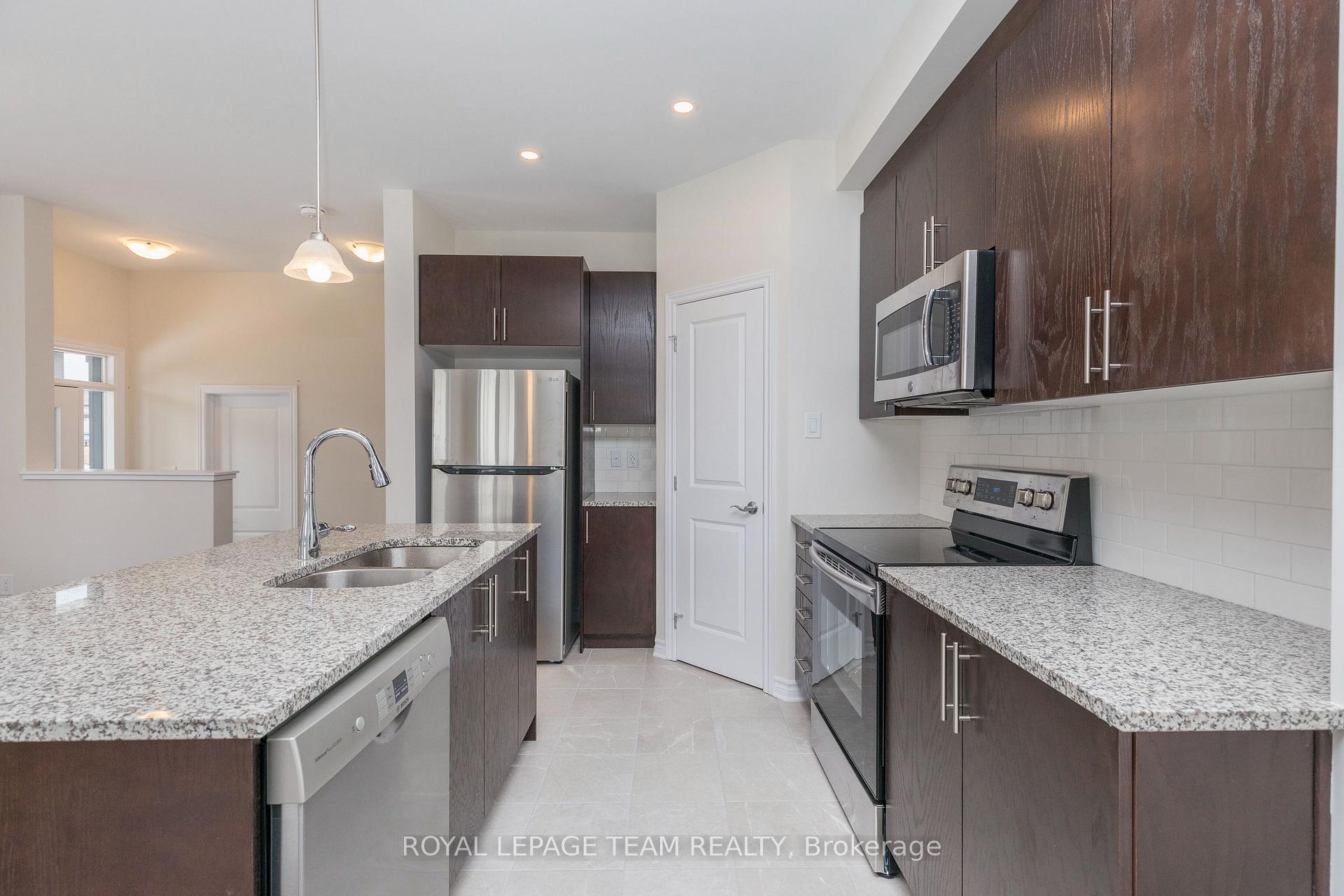 Photo 12 of 21 Rookie Crescent, Ottawa, Kanata - Emerald Meadows/Trailwest — HOMEH