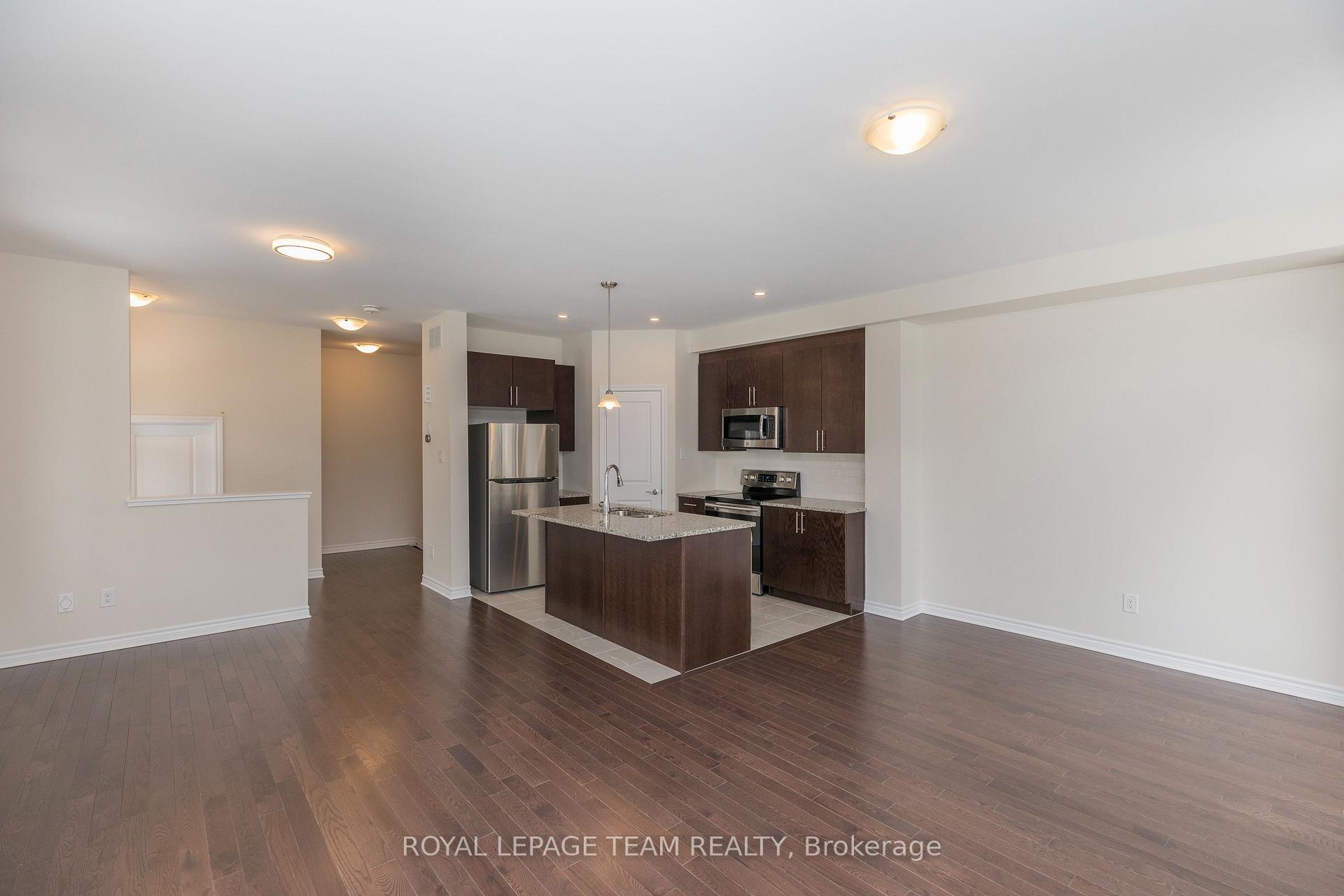 Photo 13 of 21 Rookie Crescent, Ottawa, Kanata - Emerald Meadows/Trailwest — HOMEH