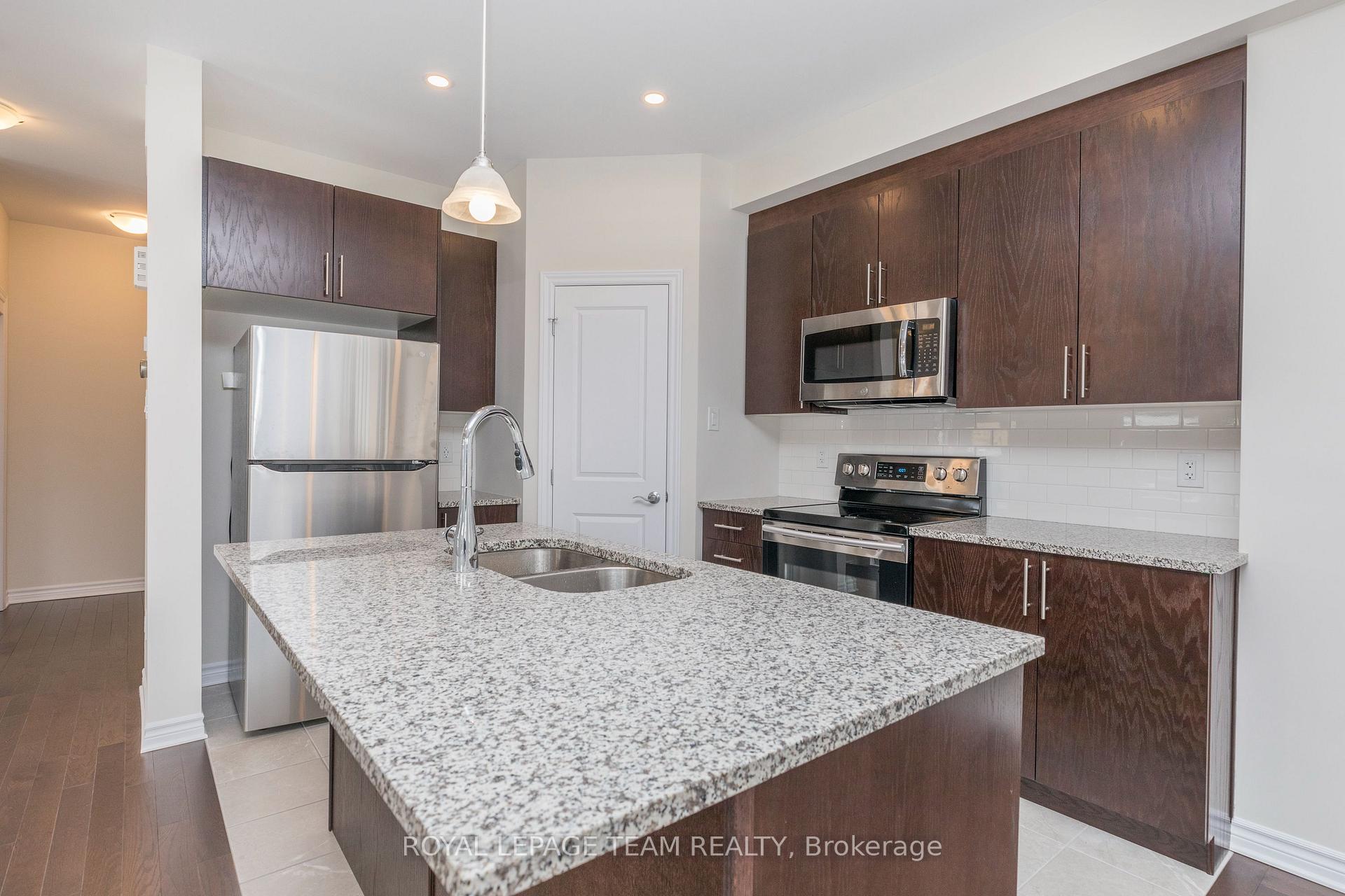 Photo 14 of 21 Rookie Crescent, Ottawa, Kanata - Emerald Meadows/Trailwest — HOMEH