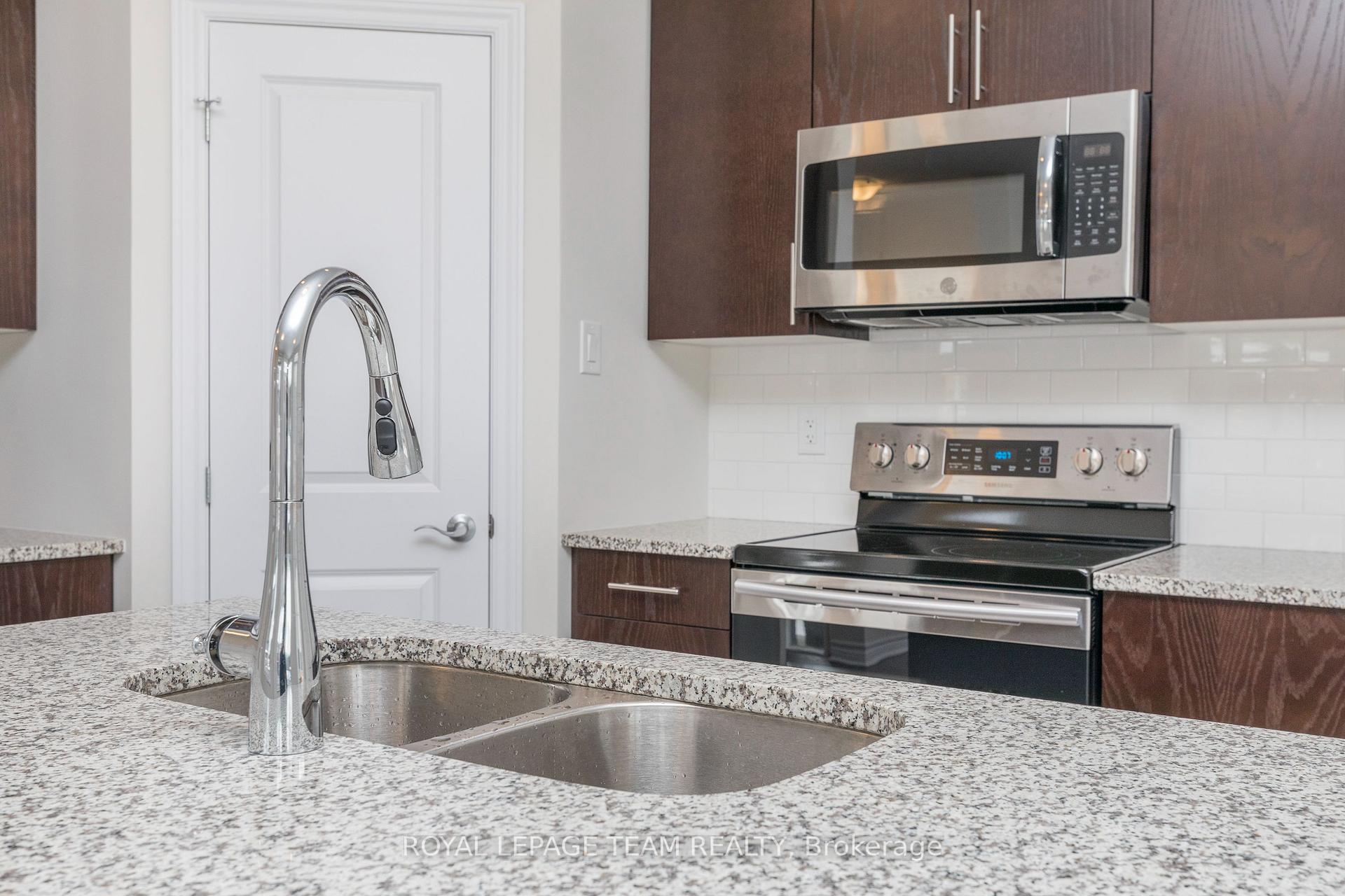 Photo 15 of 21 Rookie Crescent, Ottawa, Kanata - Emerald Meadows/Trailwest — HOMEH