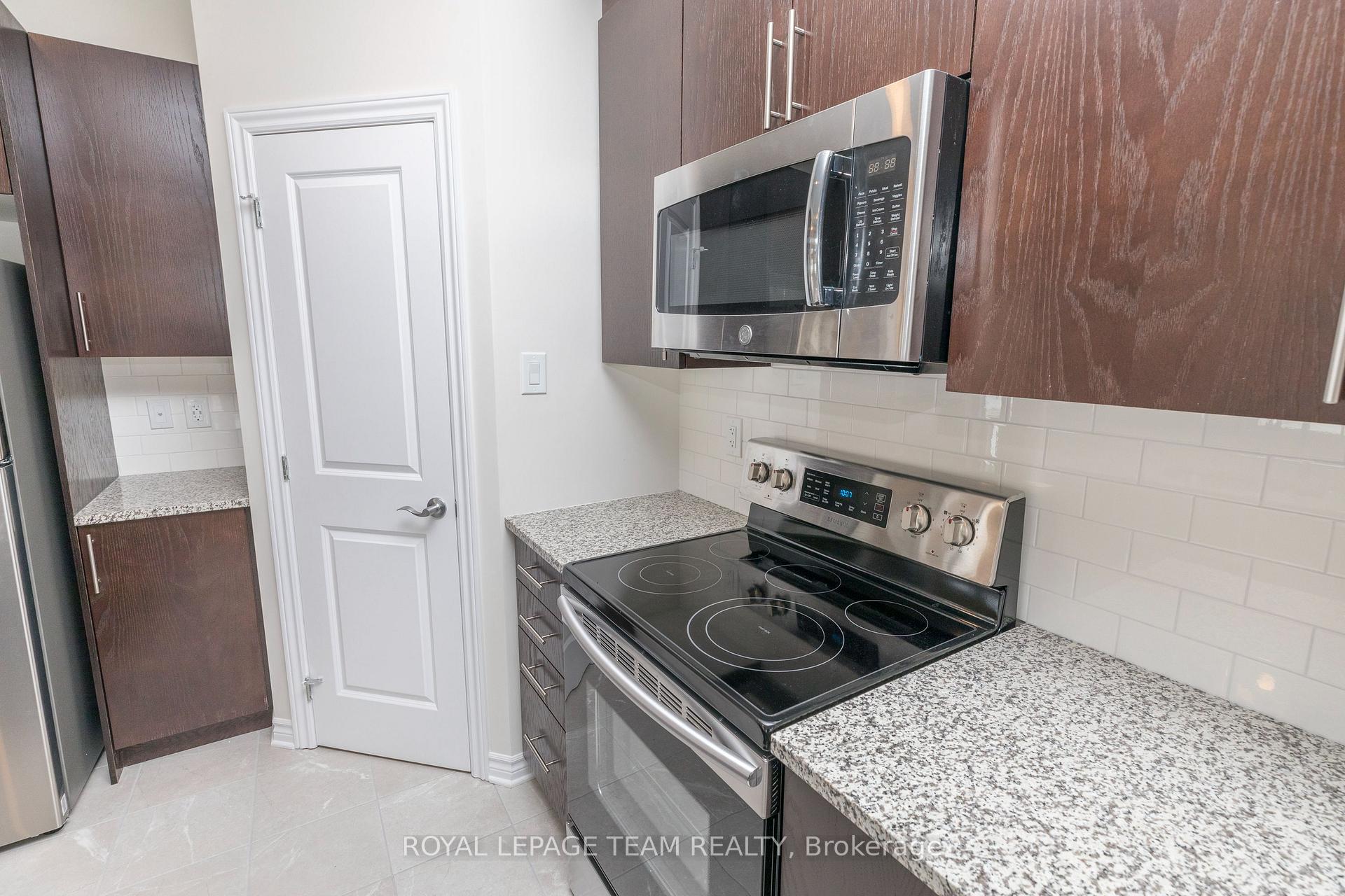Photo 16 of 21 Rookie Crescent, Ottawa, Kanata - Emerald Meadows/Trailwest — HOMEH