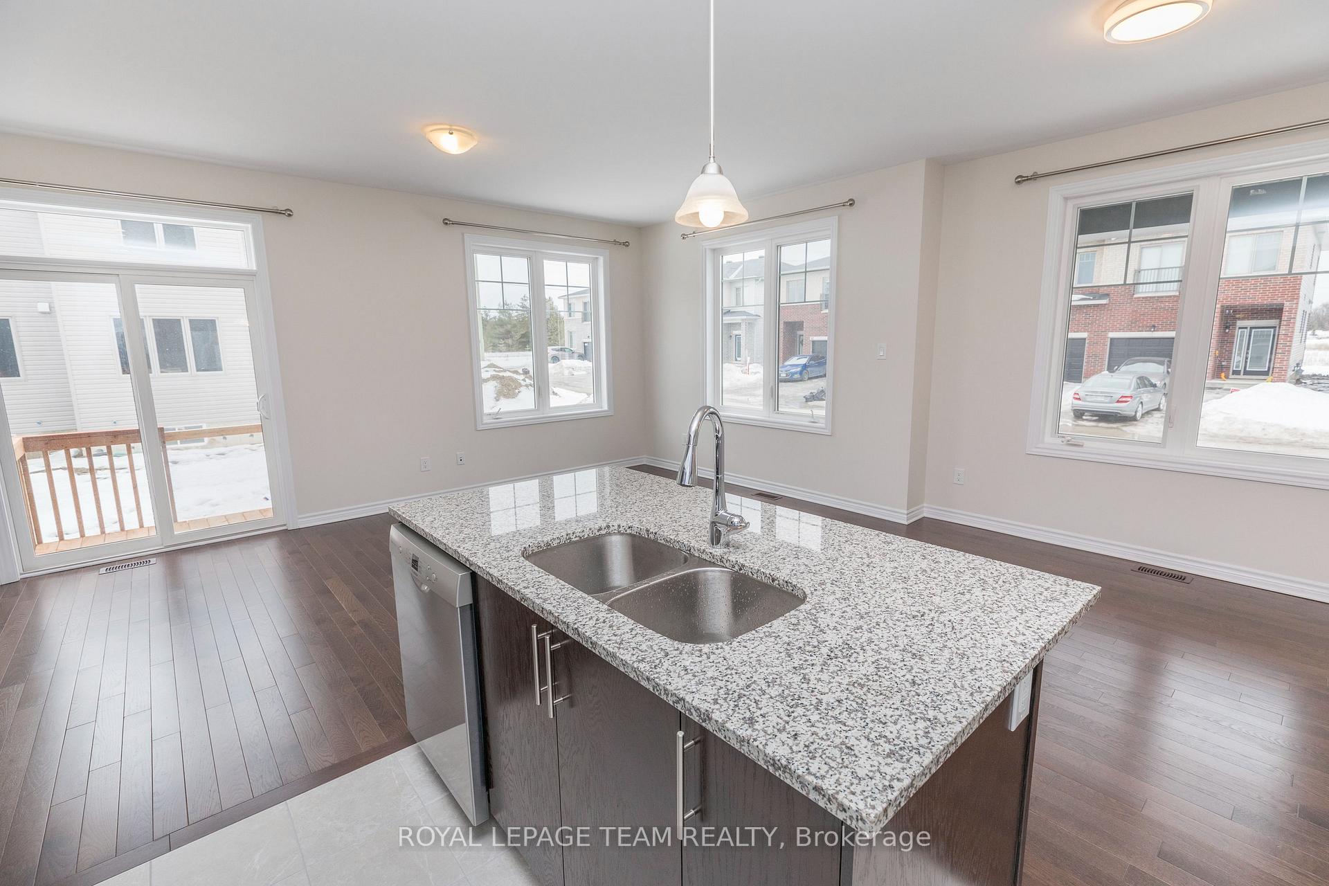 Photo 17 of 21 Rookie Crescent, Ottawa, Kanata - Emerald Meadows/Trailwest — HOMEH