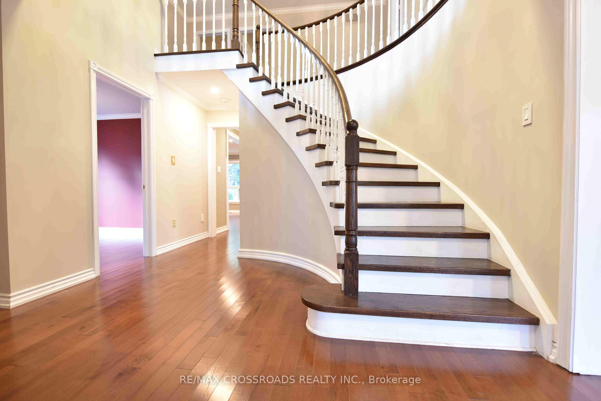 Photo 3 of 72 Millstone Court, Markham, Unionville — HOMEH