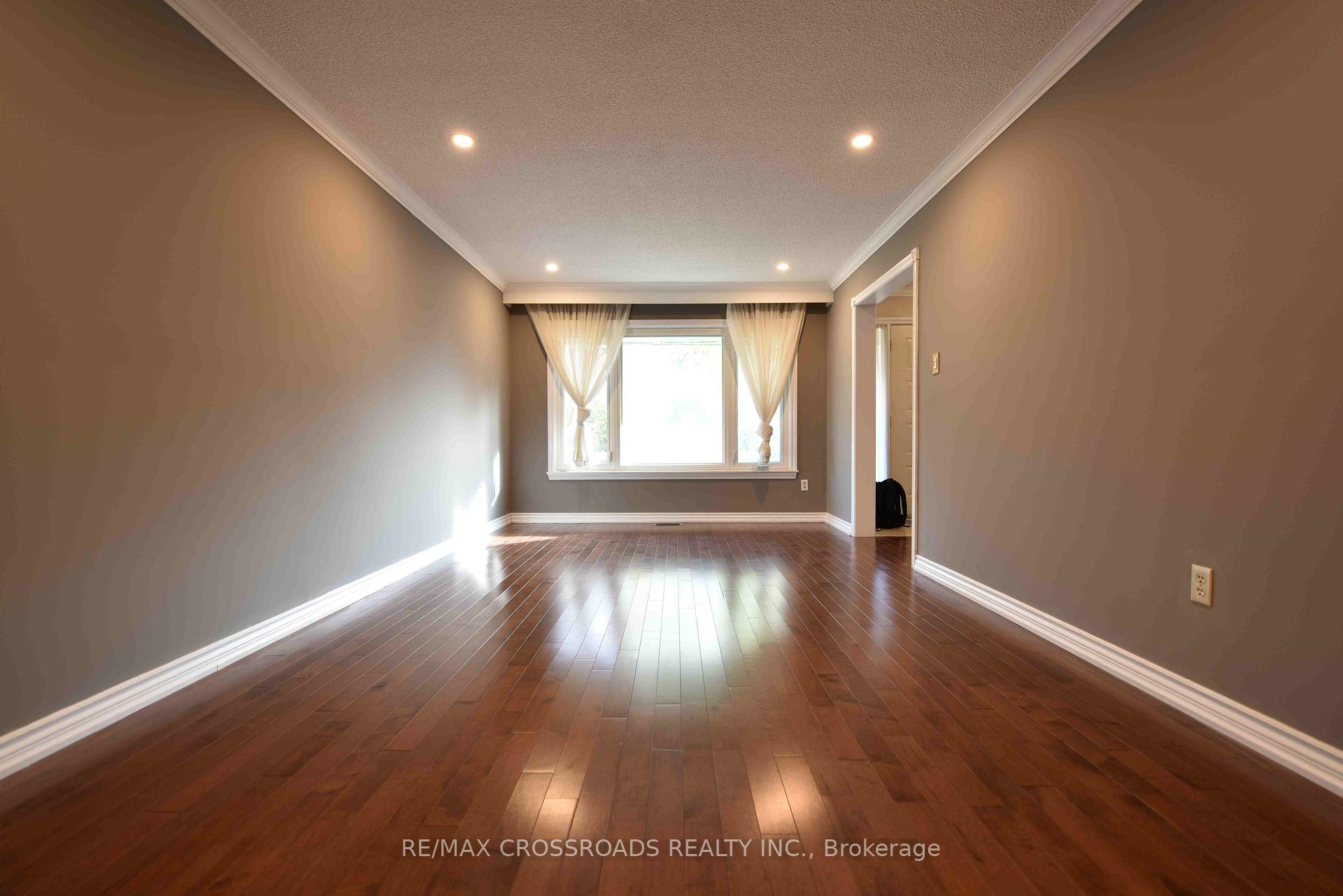 Photo 4 of 72 Millstone Court, Markham, Unionville — HOMEH