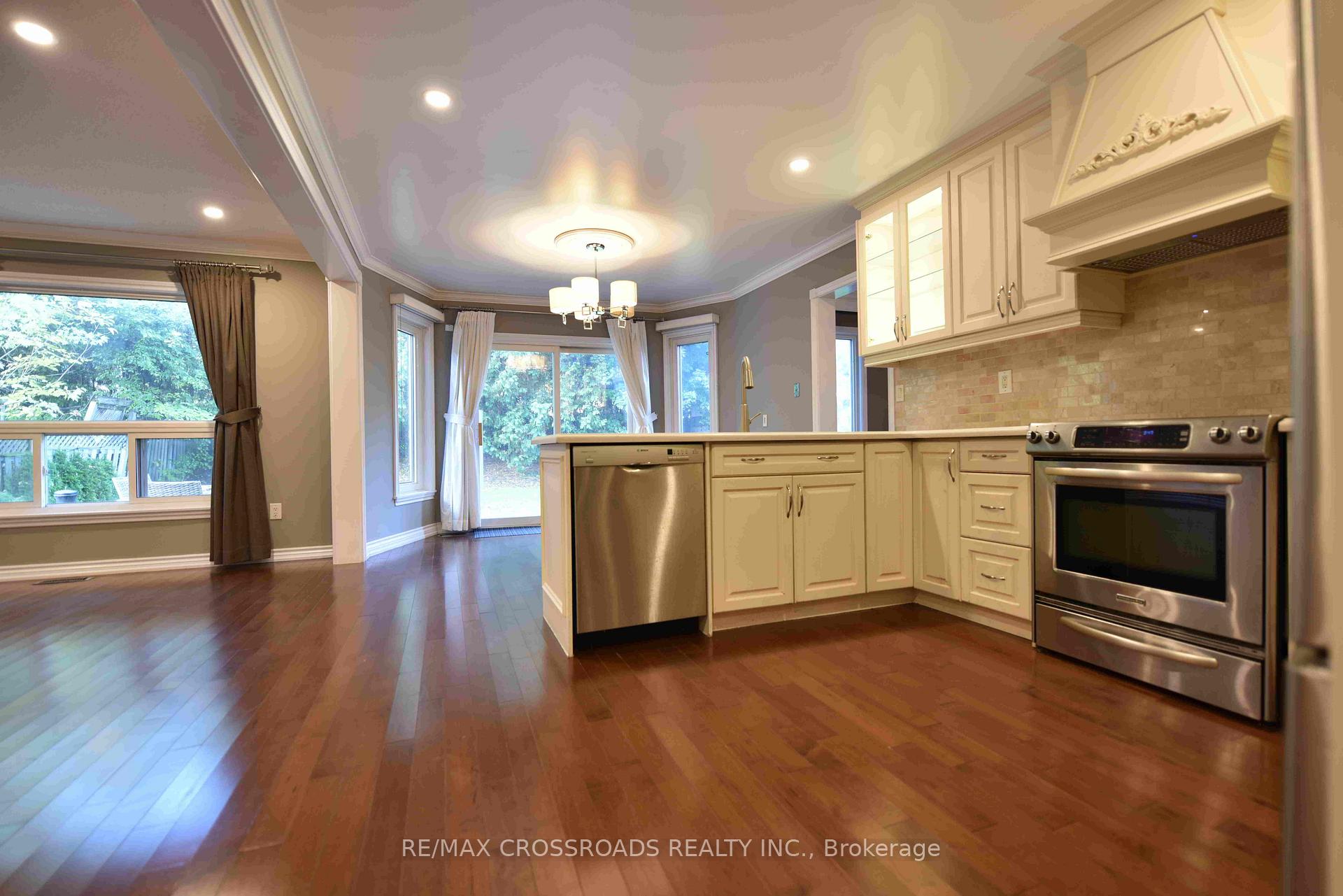Photo 9 of 72 Millstone Court, Markham, Unionville — HOMEH