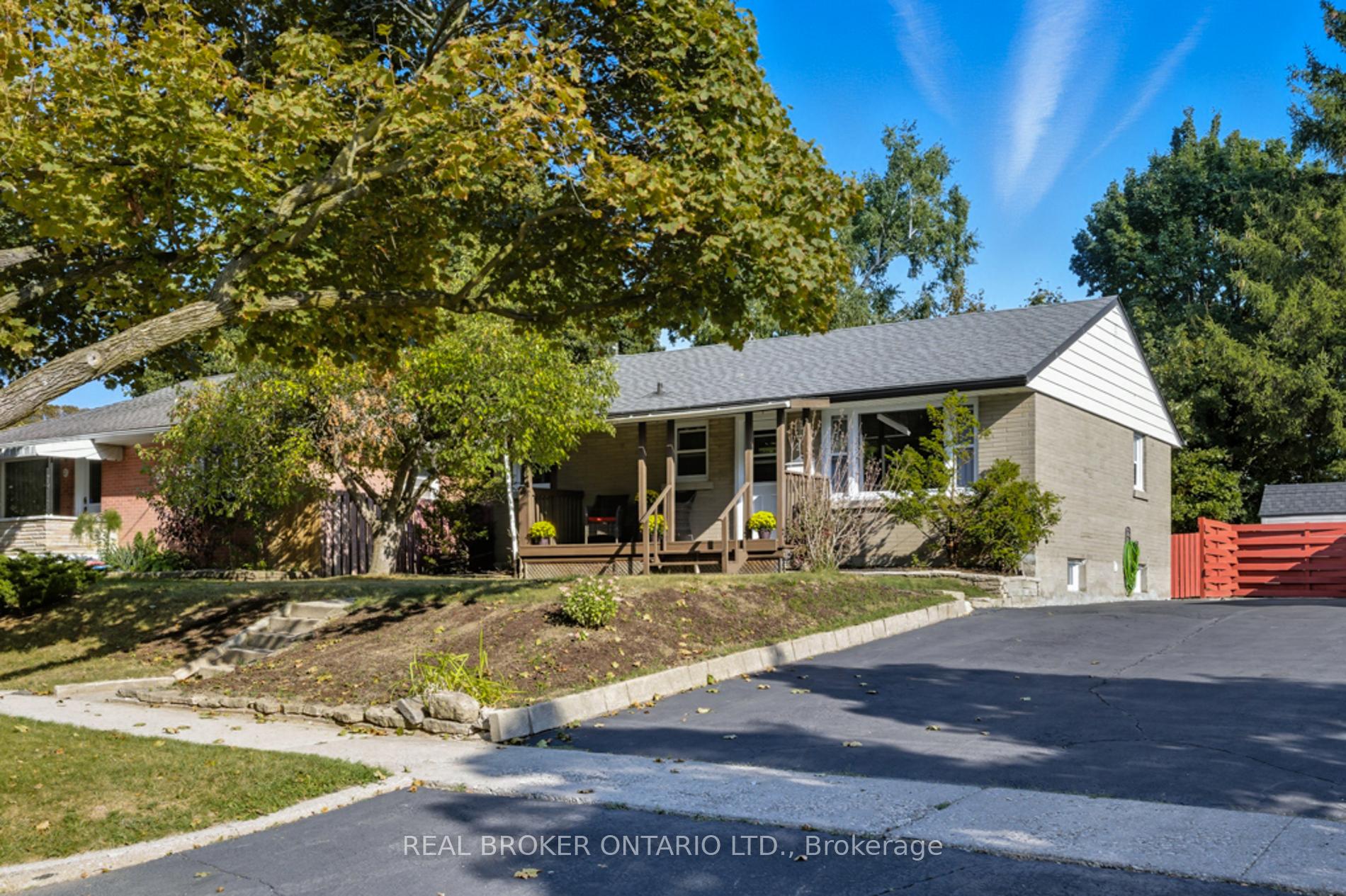 Photo 2 of 27 Broadmoor Avenue, Kitchener — HOMEH