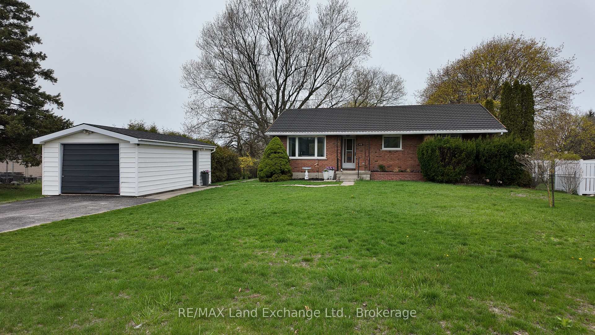 Photo 2 of 402 Queen Street, Kincardine — HOMEH