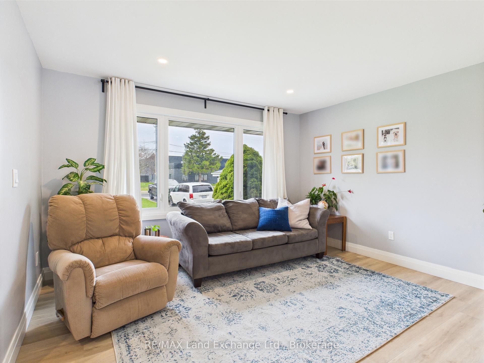 Photo 4 of 402 Queen Street, Kincardine — HOMEH