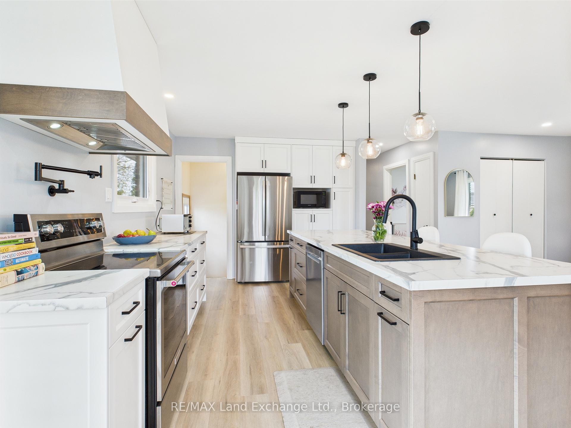 Photo 8 of 402 Queen Street, Kincardine — HOMEH