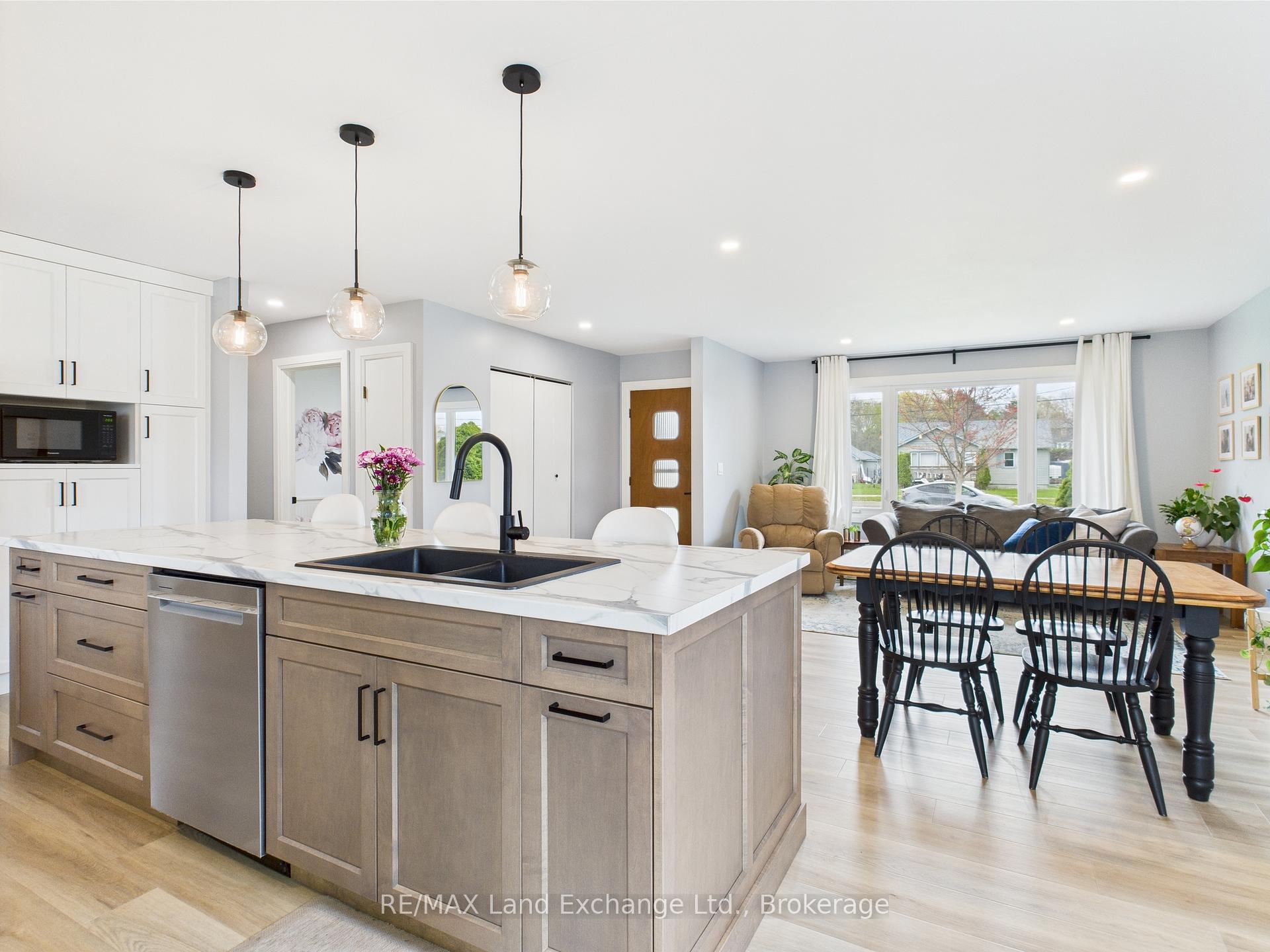 Photo 9 of 402 Queen Street, Kincardine — HOMEH