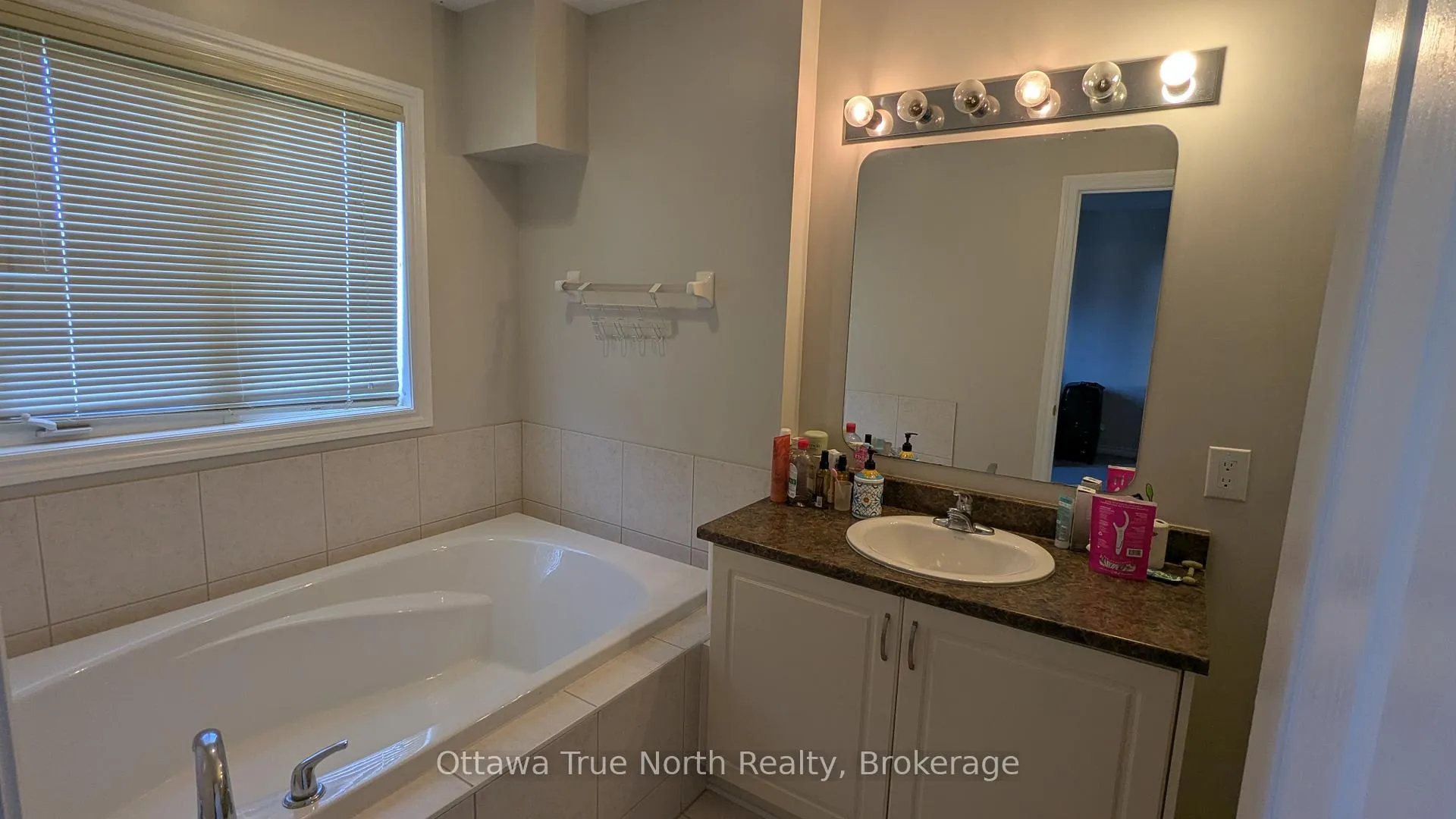 Photo 14 of 215 Badgeley Avenue, Ottawa, Kanata - Kanata Lakes/Heritage Hills — HOMEH