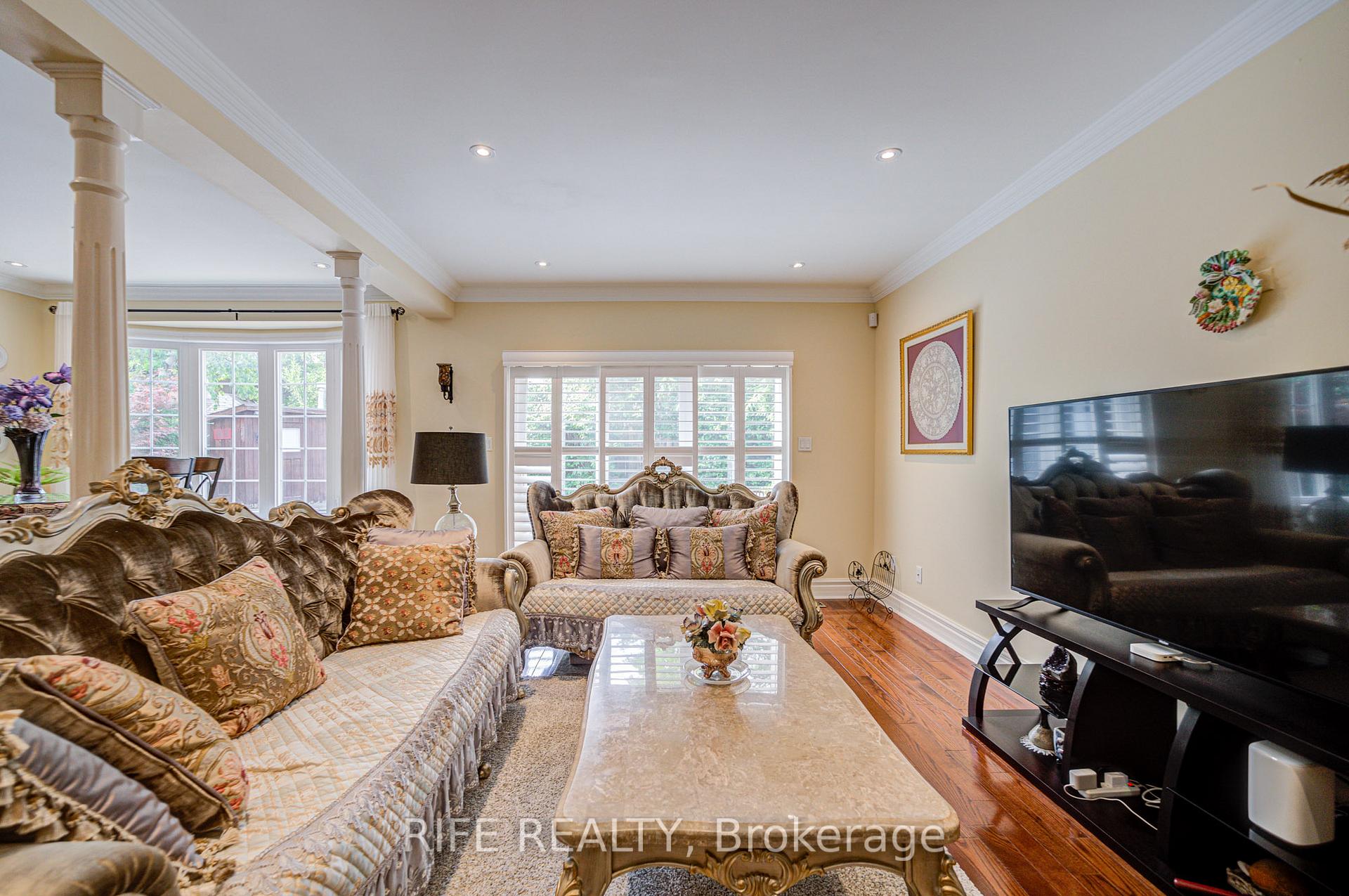 Photo 13 of 22 Chambery Crescent, Markham, Unionville — HOMEH
