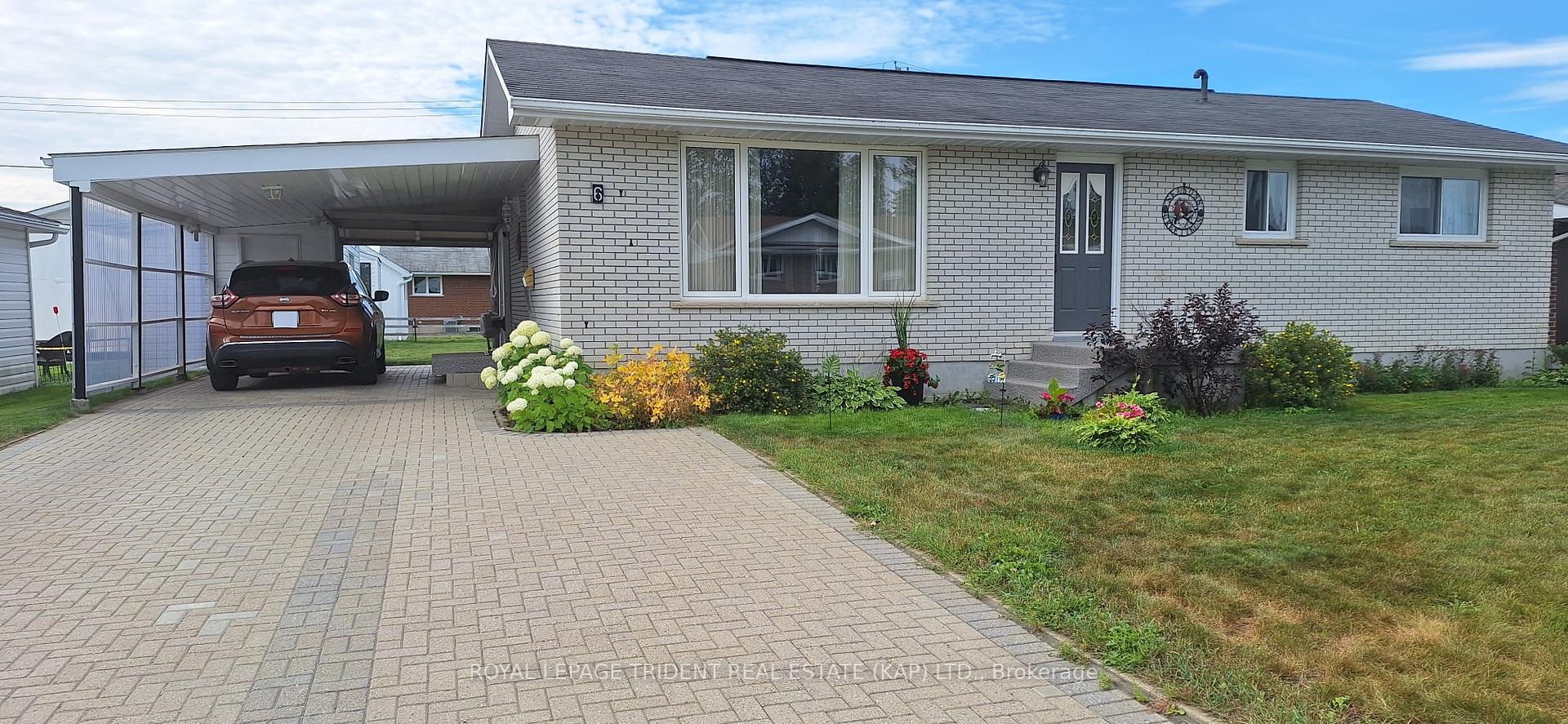 Photo 2 of 6 Seaborne Crescent S, Kapuskasing — HOMEH
