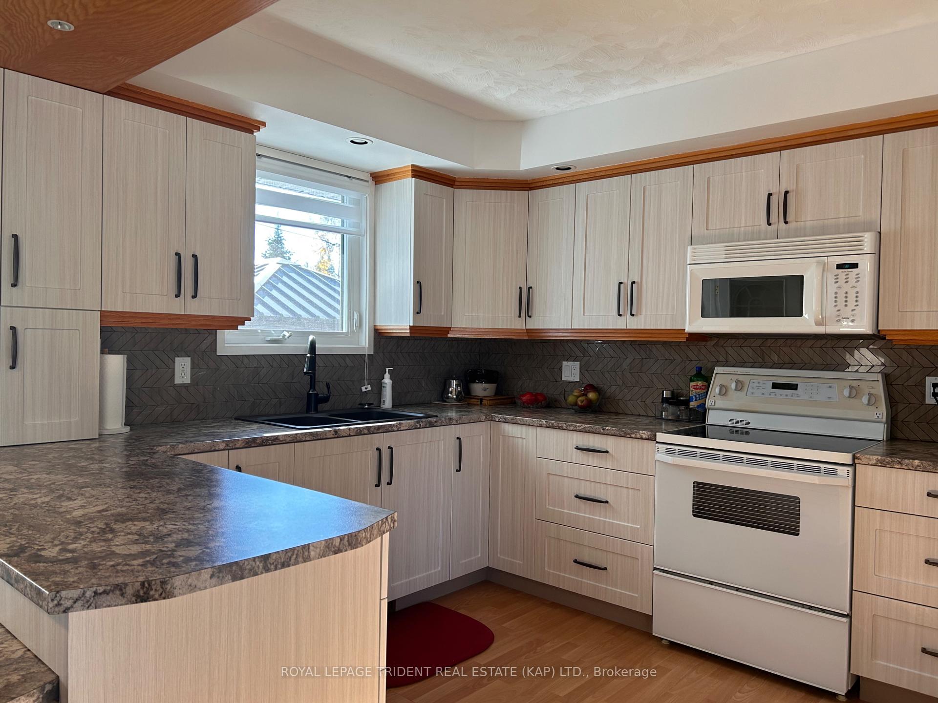 Photo 12 of 6 Seaborne Crescent S, Kapuskasing — HOMEH