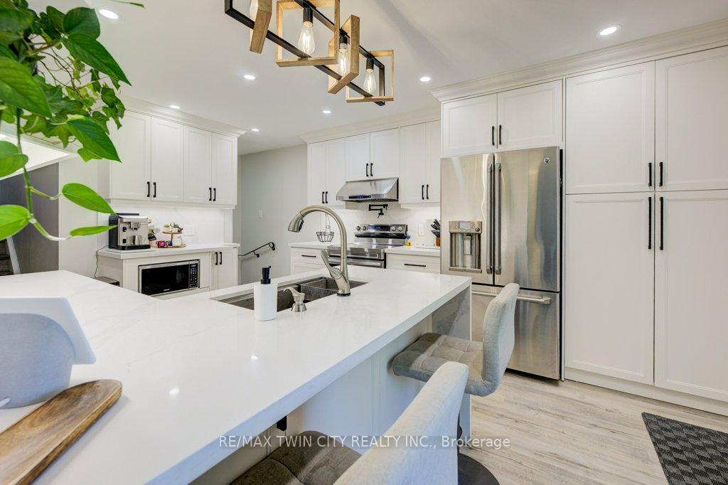 Photo 4 of Unit UPPER, 14 Dunsmere Court, Kitchener — HOMEH