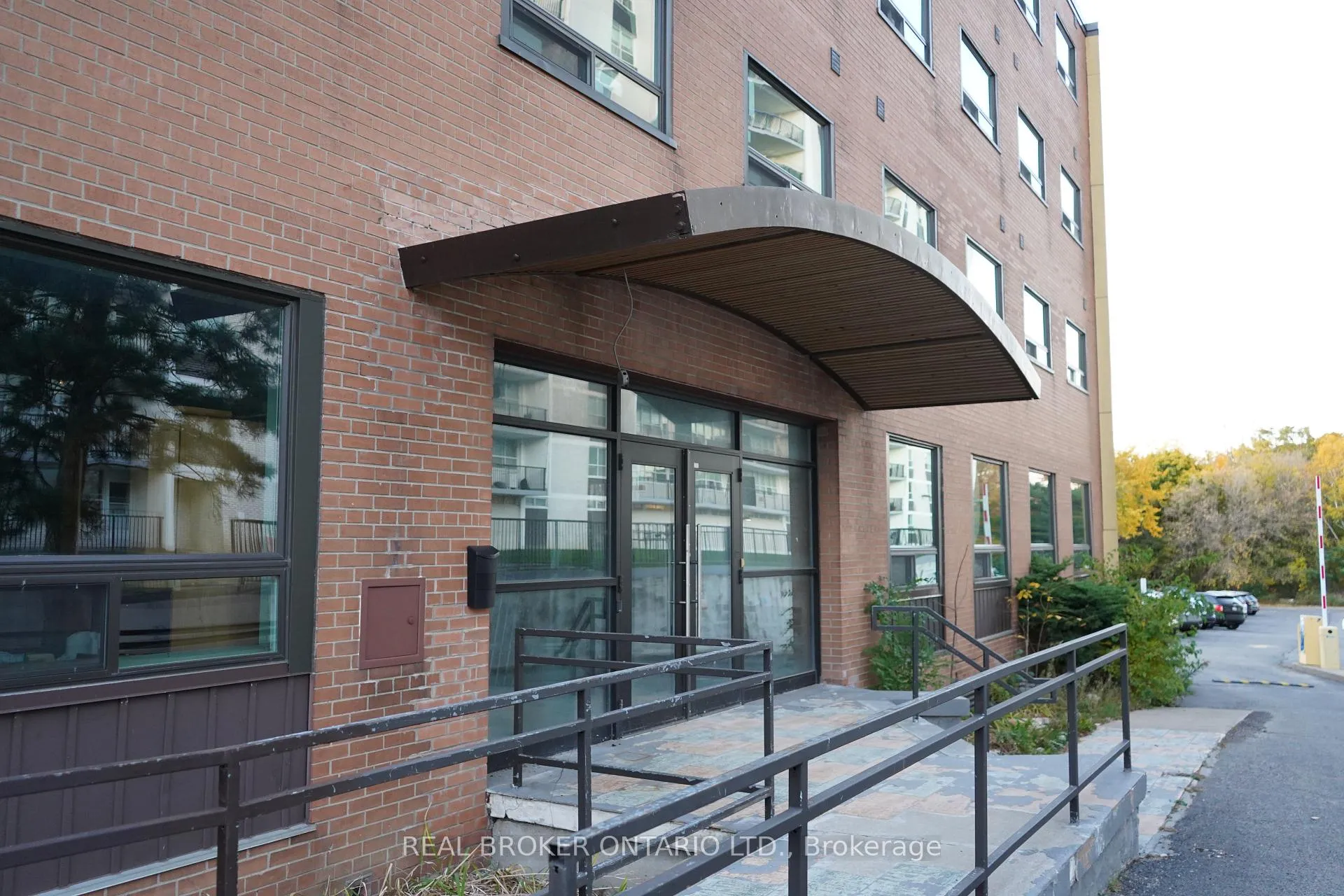 Photo 4 of 824 King Street W, Kitchener — HOMEH