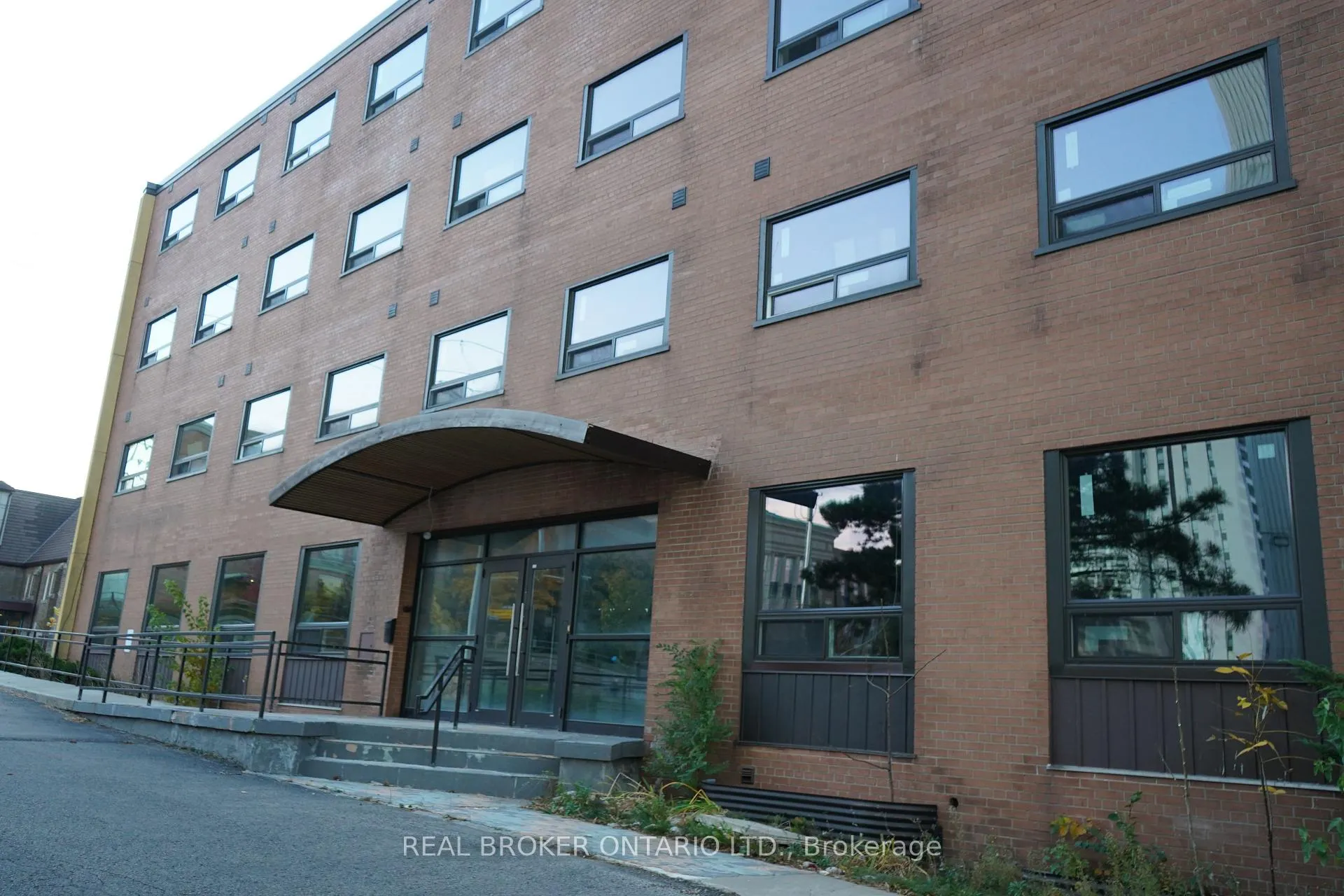 Photo 5 of 824 King Street W, Kitchener — HOMEH