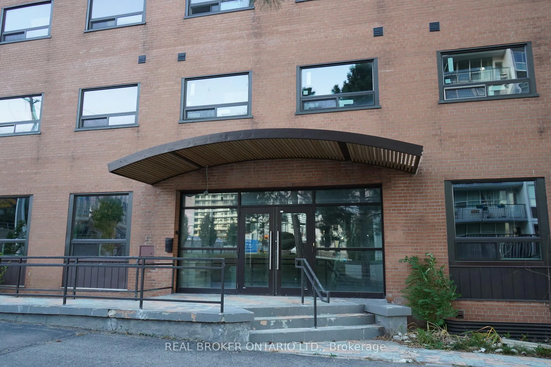 Photo 6 of 824 King Street W, Kitchener — HOMEH