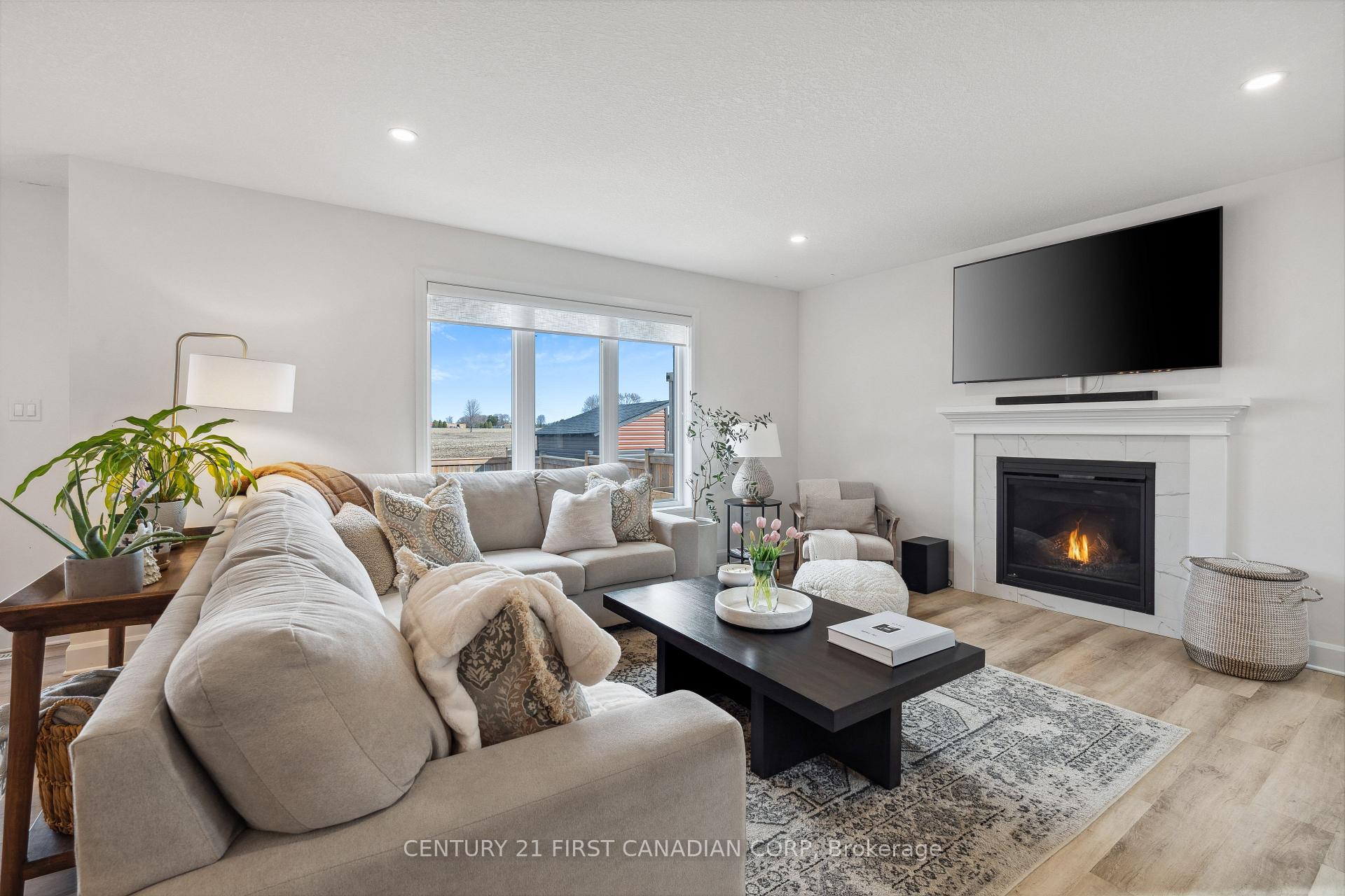 Photo 19 of 128 Gilmour Drive, Lucan Biddulph, Lucan — HOMEH