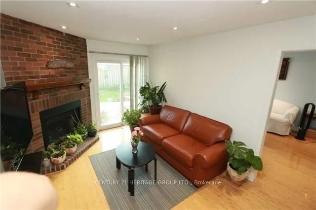 Photo 3 of Unit Main, 21 Chloe Crescent, Markham, Middlefield — HOMEH