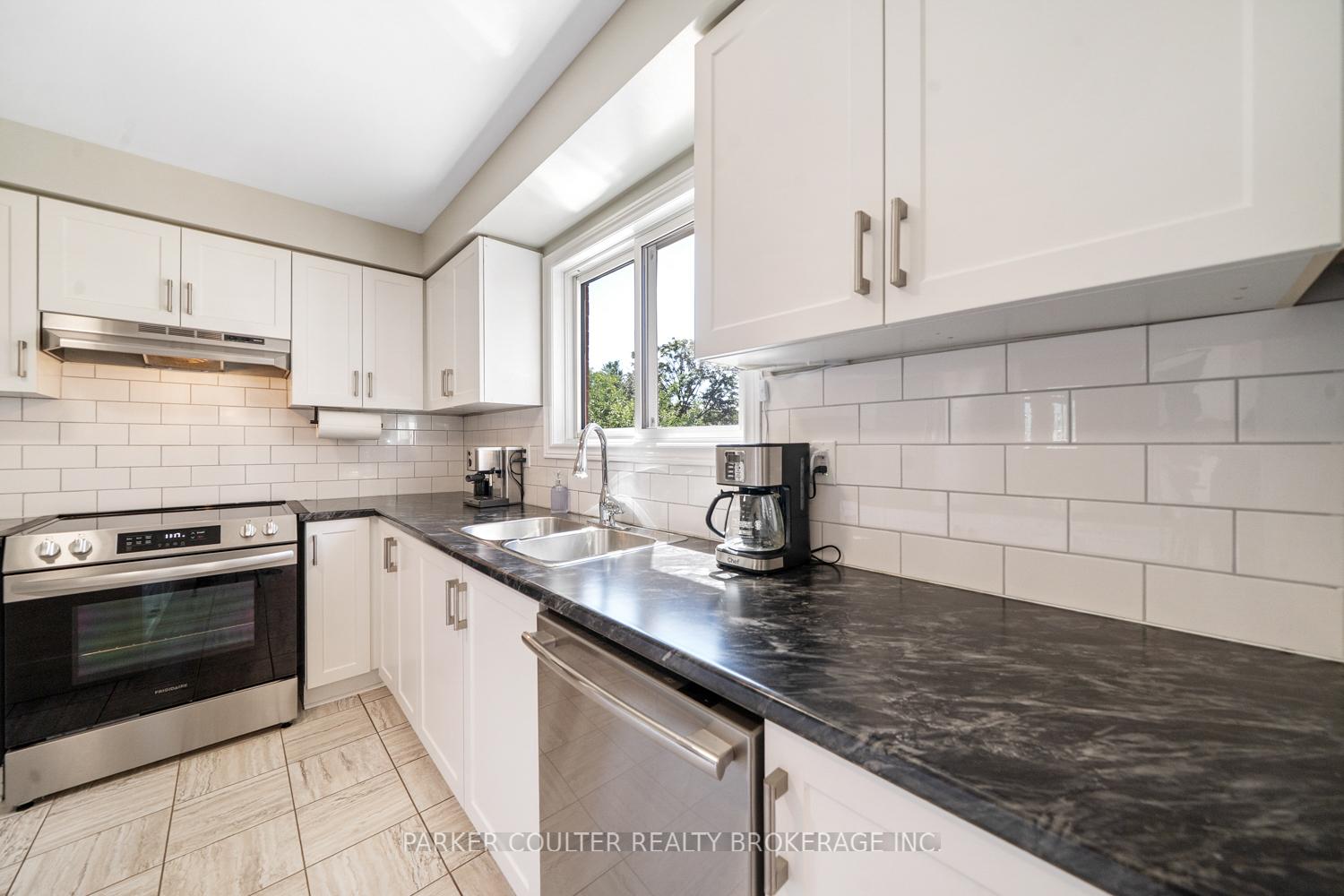 Photo 12 of 2725 Shering Crescent, Innisfil, Stroud — HOMEH
