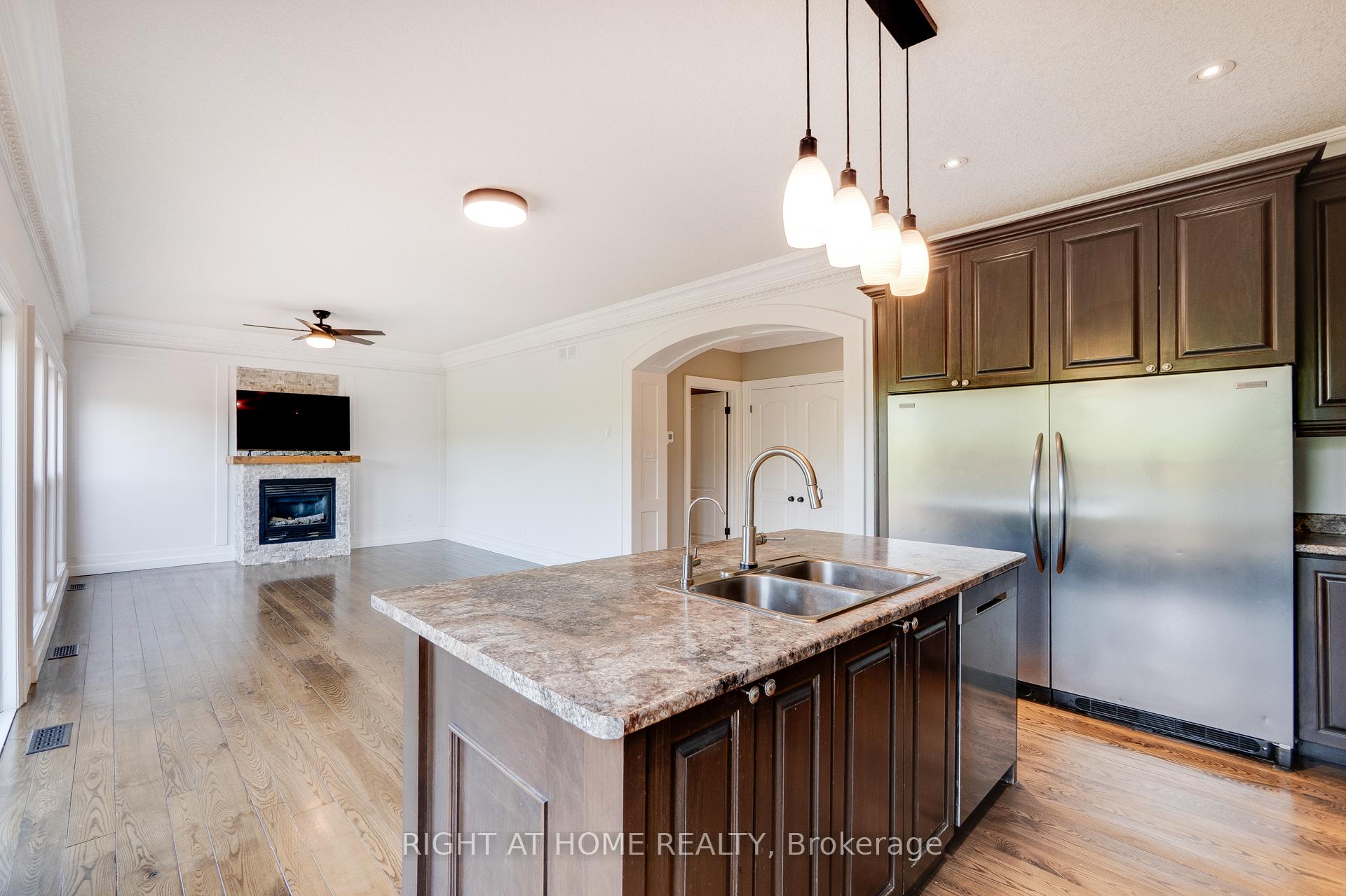 Photo 10 of 34 Parkvale Drive, Kitchener, Huron Park — HOMEH