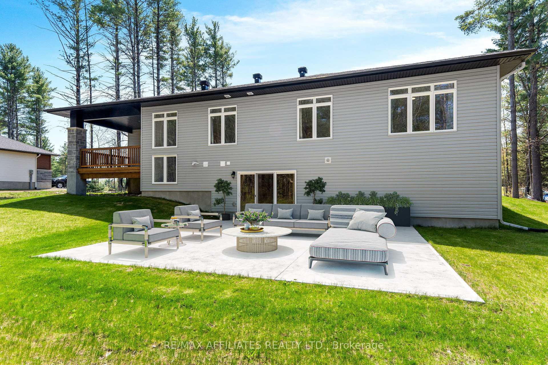 Photo 20 of 132 Raymond Luhta Crescent, McNab/Braeside, Mcnab/Braeside Twps — HOMEH