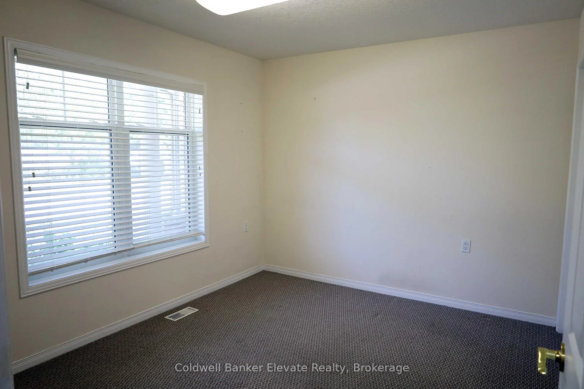 Photo 4 of Unit 16, 2705 Kingsway Drive, Kitchener — HOMEH